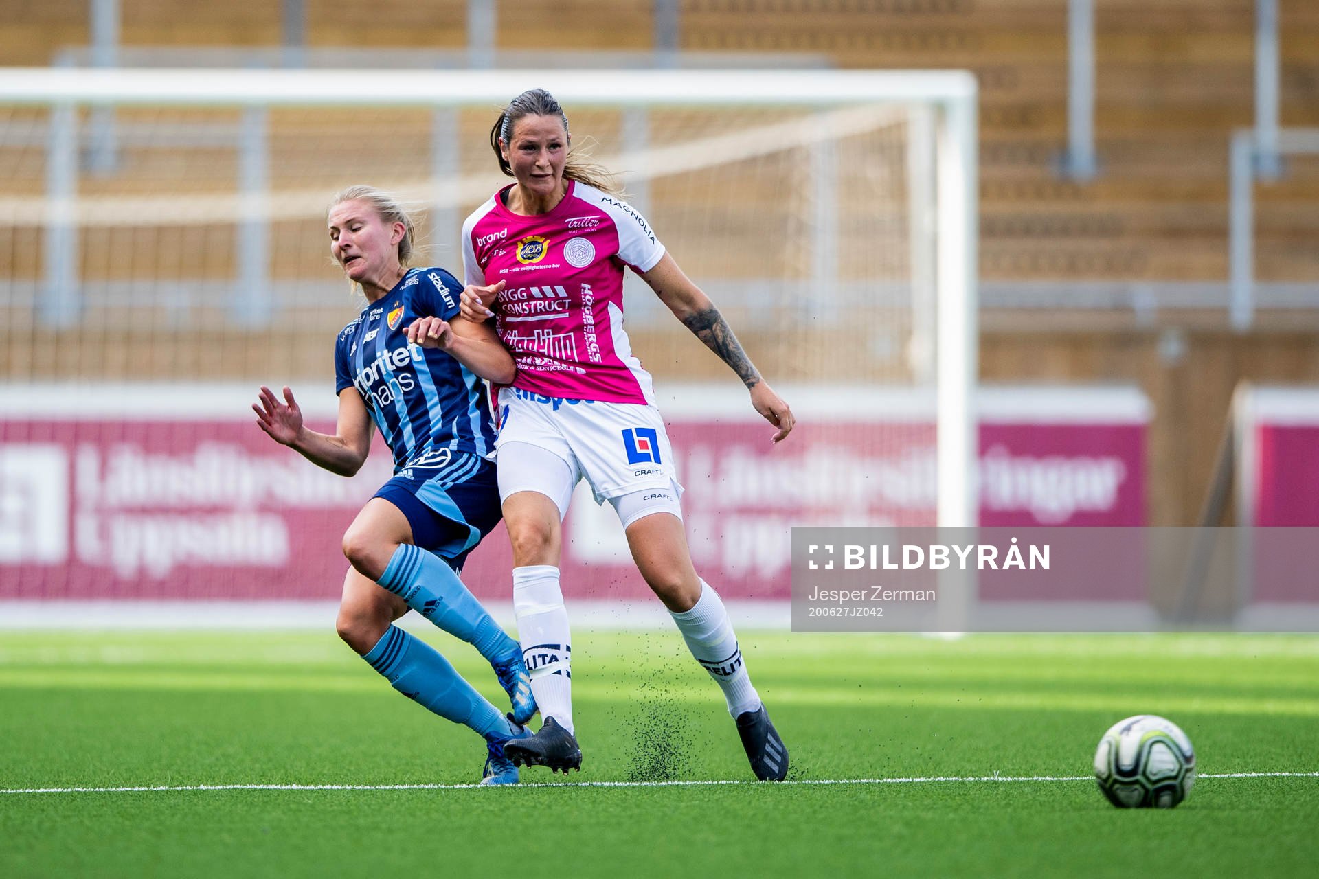 Djurgårdens Rachel Bloznalis  och Uppsalas Nicole Odelberg