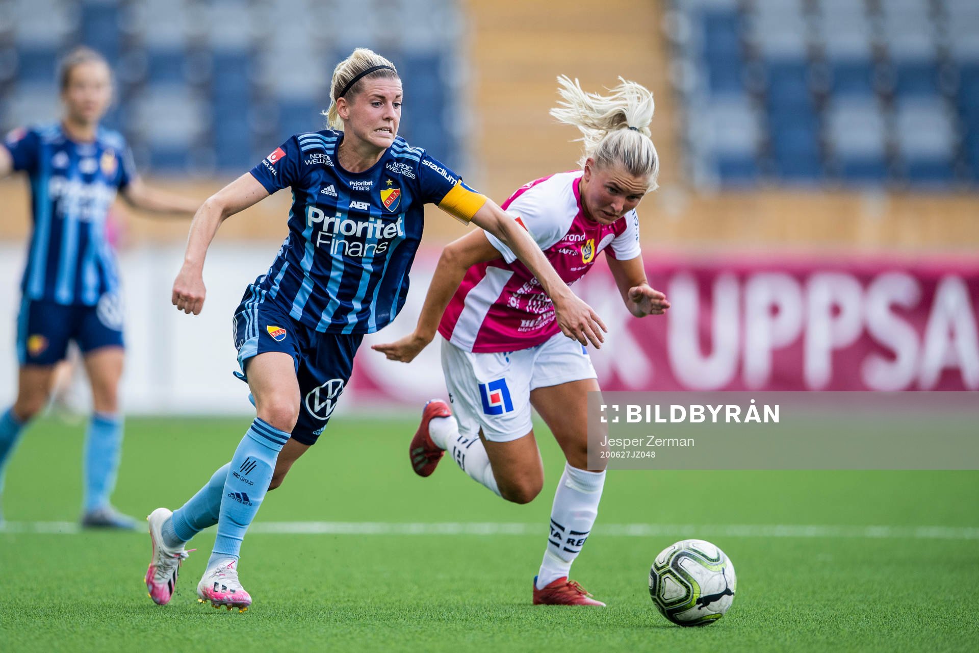 Djurgårdens Olivia Schough och Uppsalas Ellen Toivio
