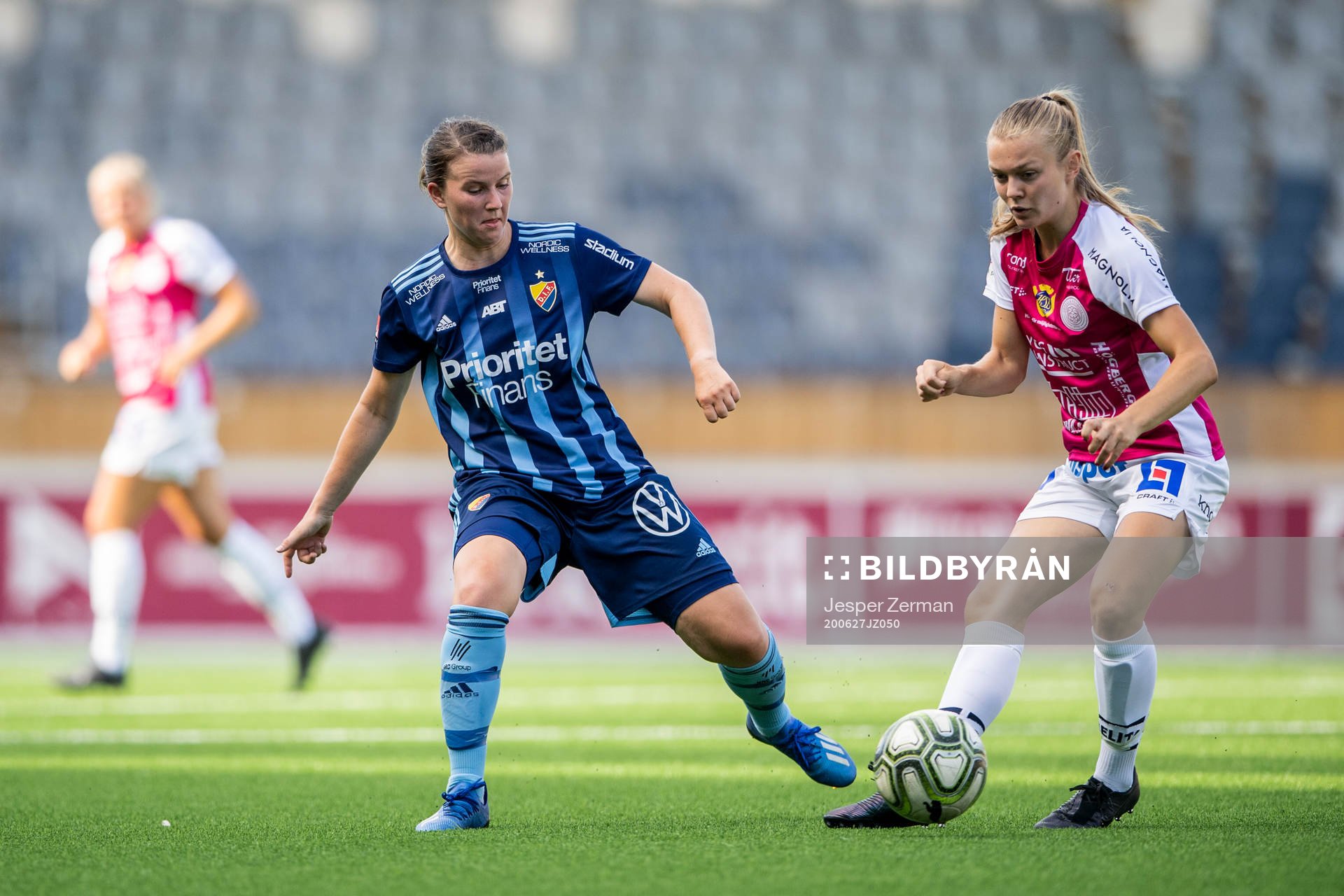 Djurgårdens Frida Boriero och Uppsalas Beata Olsson