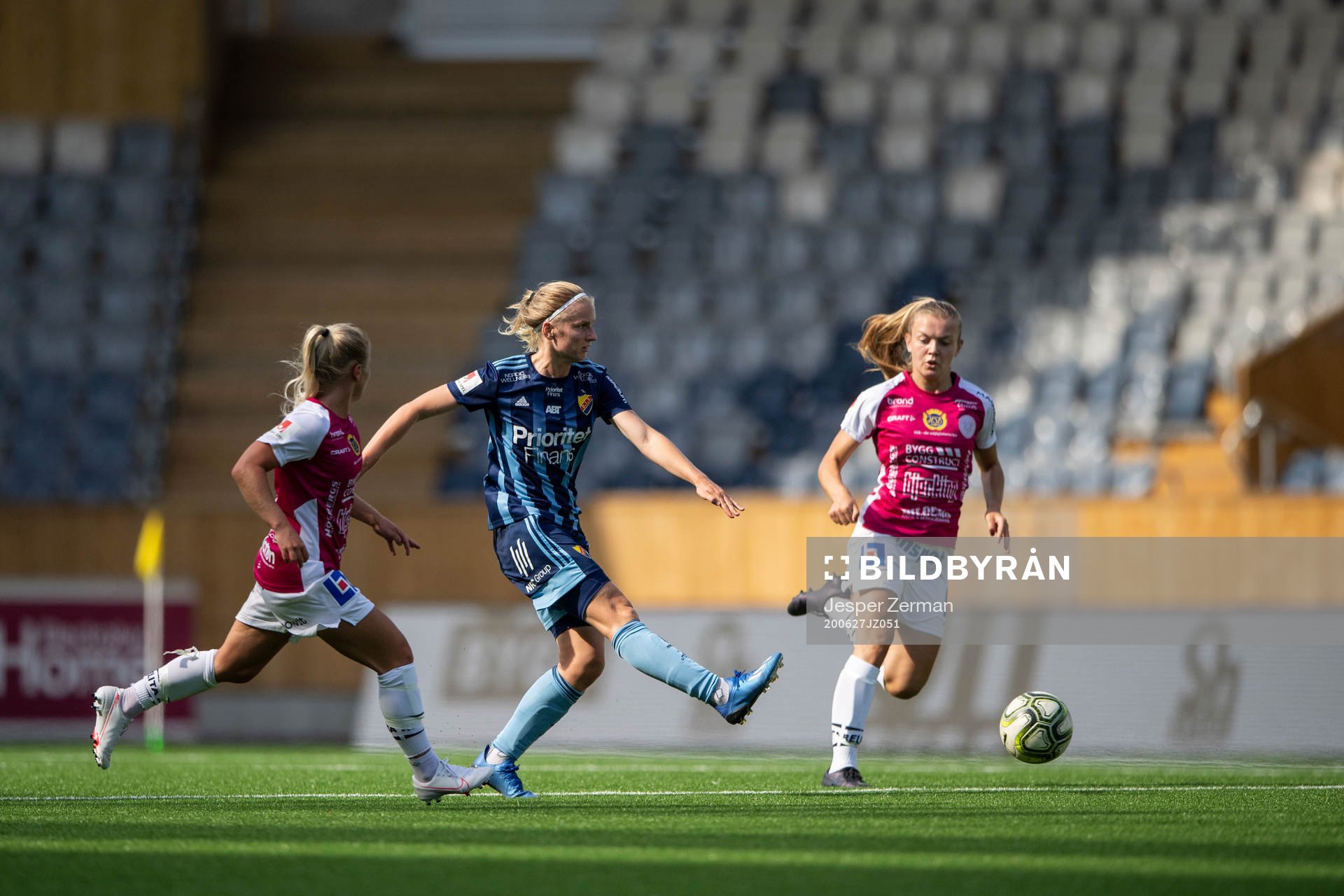 Djurgårdens Rachel Bloznalis och Uppsalas Beata Olsson
