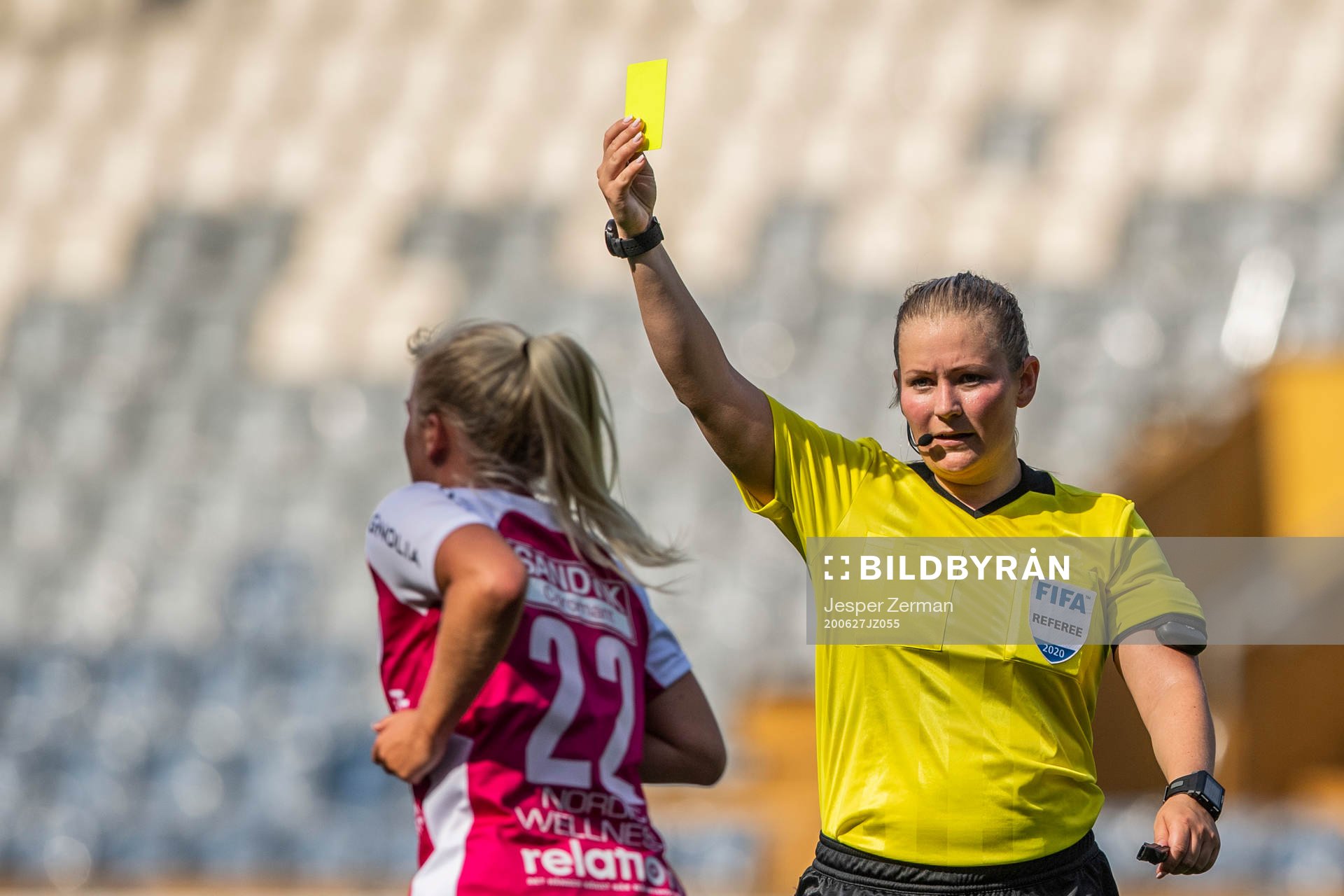 Domare Laura Rapp visar ett gult kort till Uppsalas Ida
