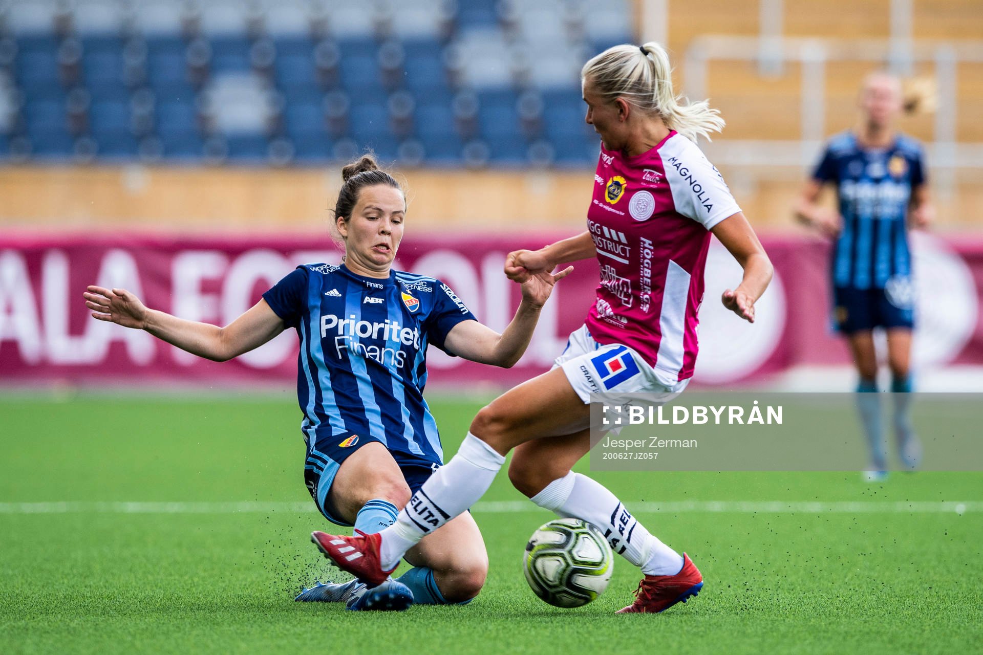Djurgårdens Julia Walentowicz och Uppsalas Ellen Toivio