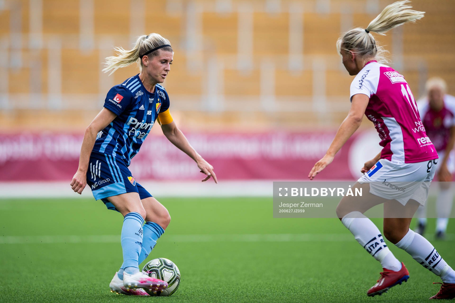 Djurgårdens Olivia Schough och Uppsalas Ellen Toivio