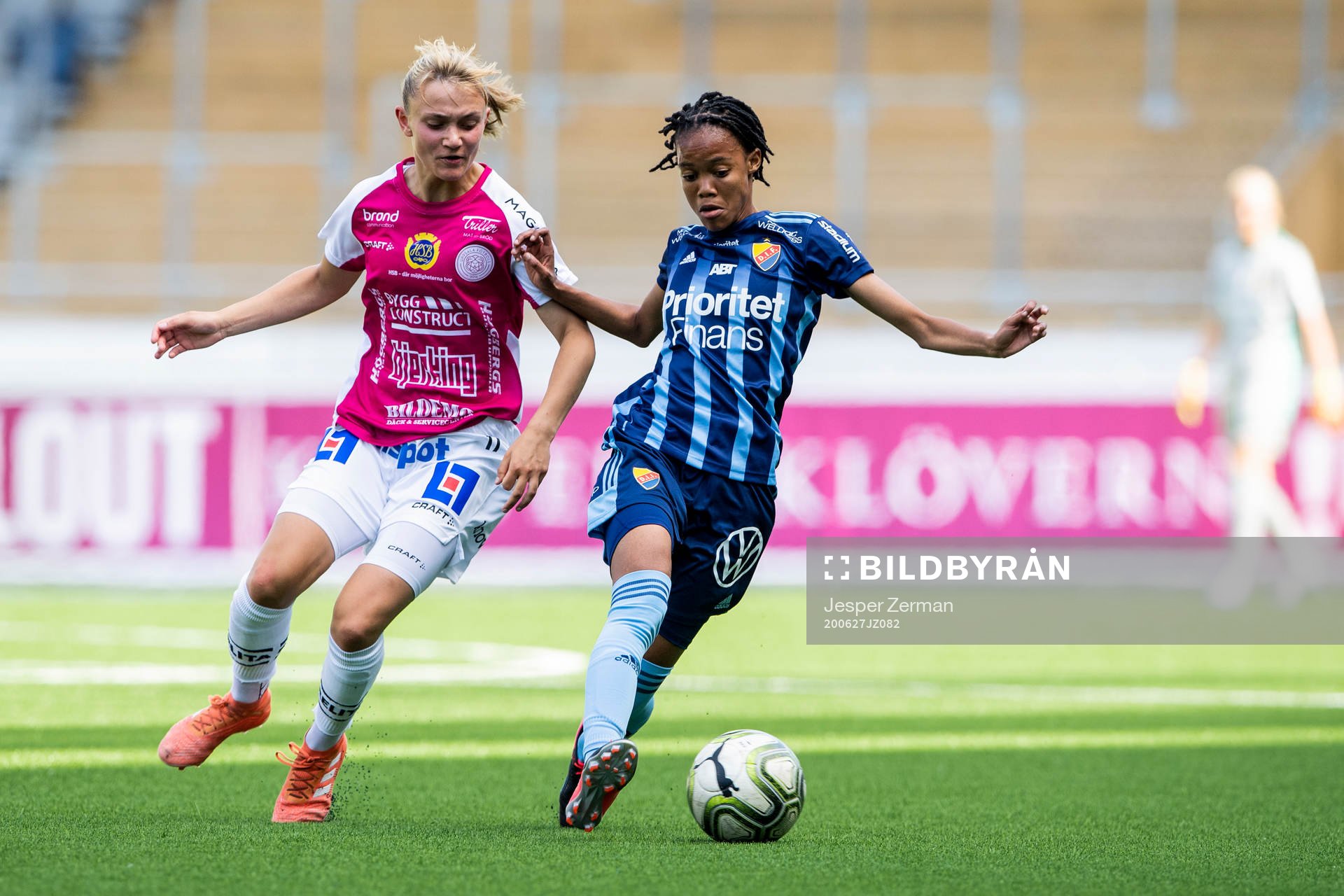 Uppsalas Angelina Thoreson och Djurgårdens Linda Motlhalo