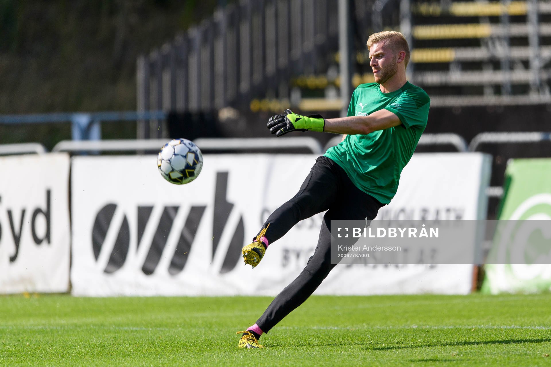 Jönköpings målvakt Anton Cajtoft före fotbollsmatchen i