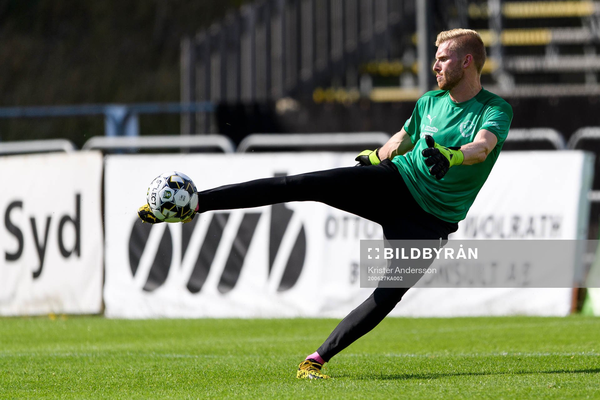Jönköpings målvakt Anton Cajtoft före fotbollsmatchen i