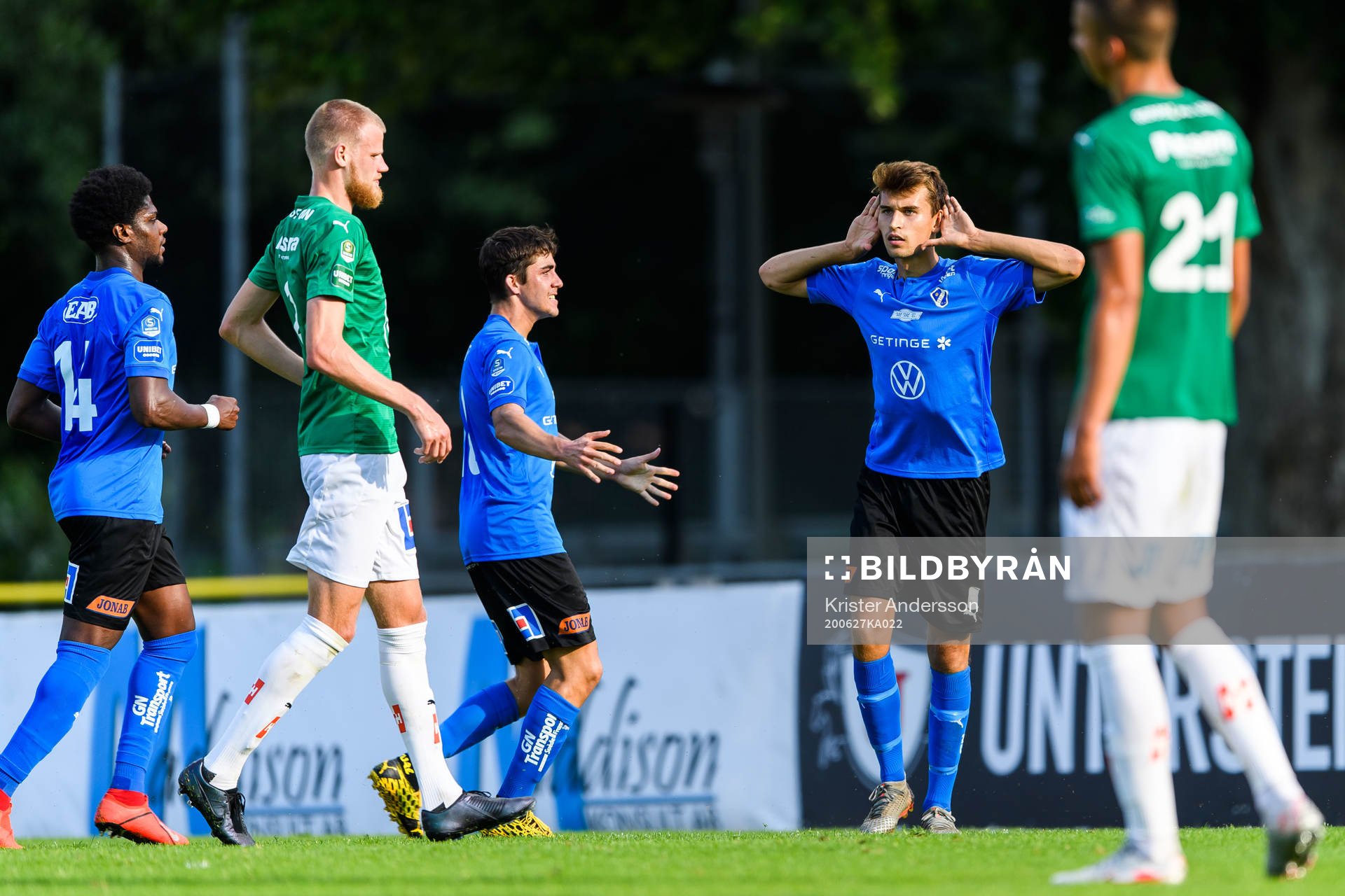 Halmstads Rasmus Wiedesheim-Paul jublar med lagkamrater