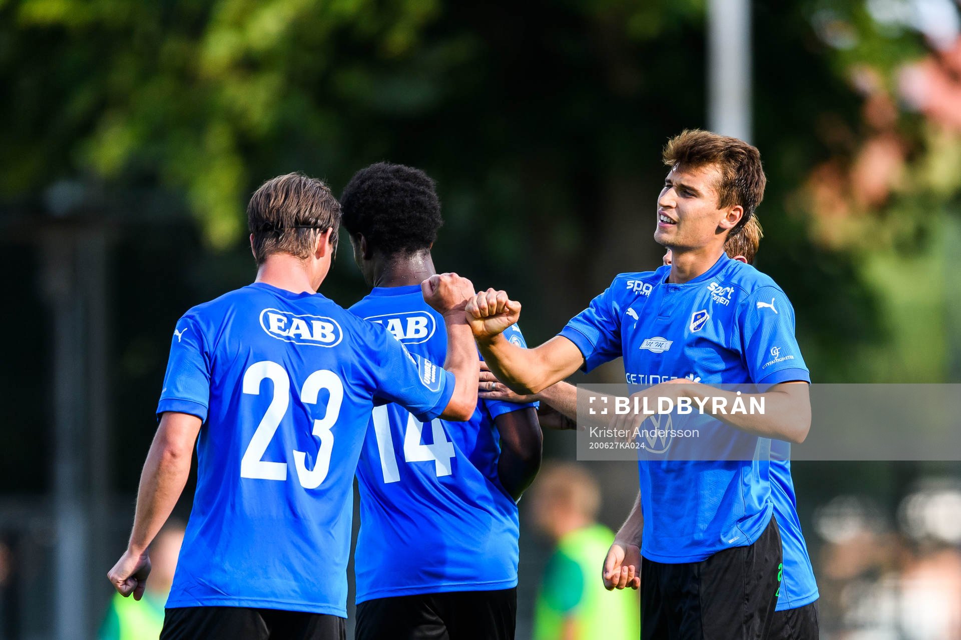 Halmstads Rasmus Wiedesheim-Paul jublar med lagkamrater efter 2-0 under fotbollsmatchen i Superettan mellan Halmstad och Jönköpings Södra den 27 juni 2020 i Halmstad.