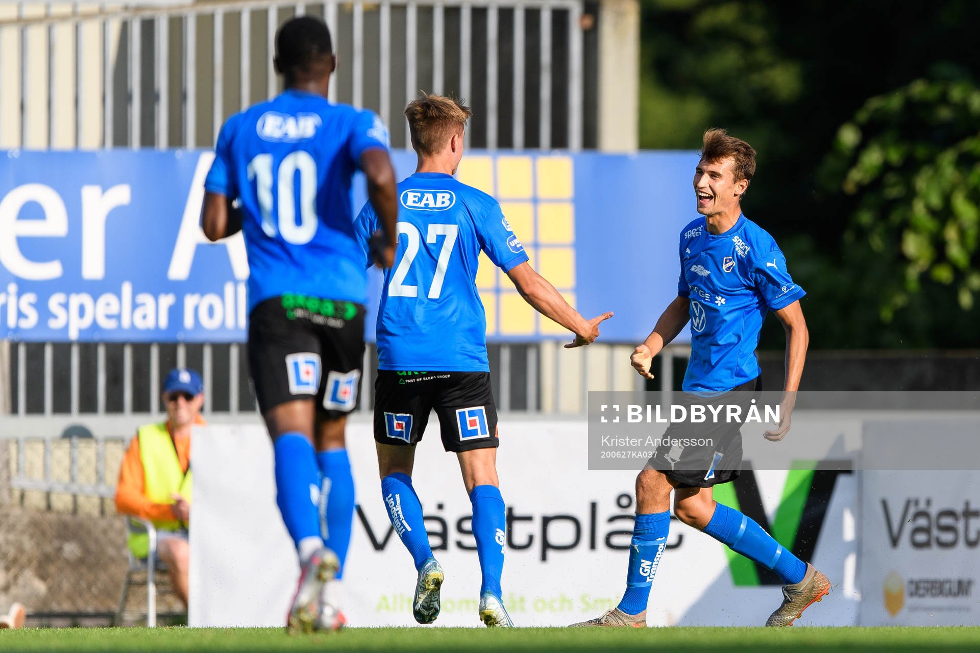 Halmstads Rasmus Wiedesheim-Paul jublar med lagkamrater