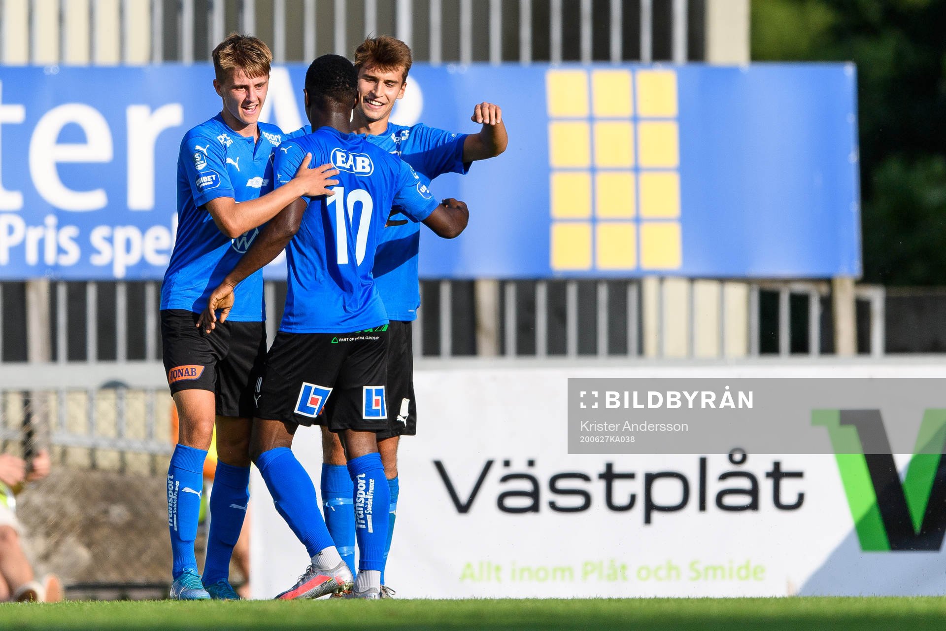 Halmstads Rasmus Wiedesheim-Paul jublar med lagkamrater under fotbollsmatchen i Superettan mellan Halmstad och Jönköpings Södra den 27 juni 2020 i Halmstad.