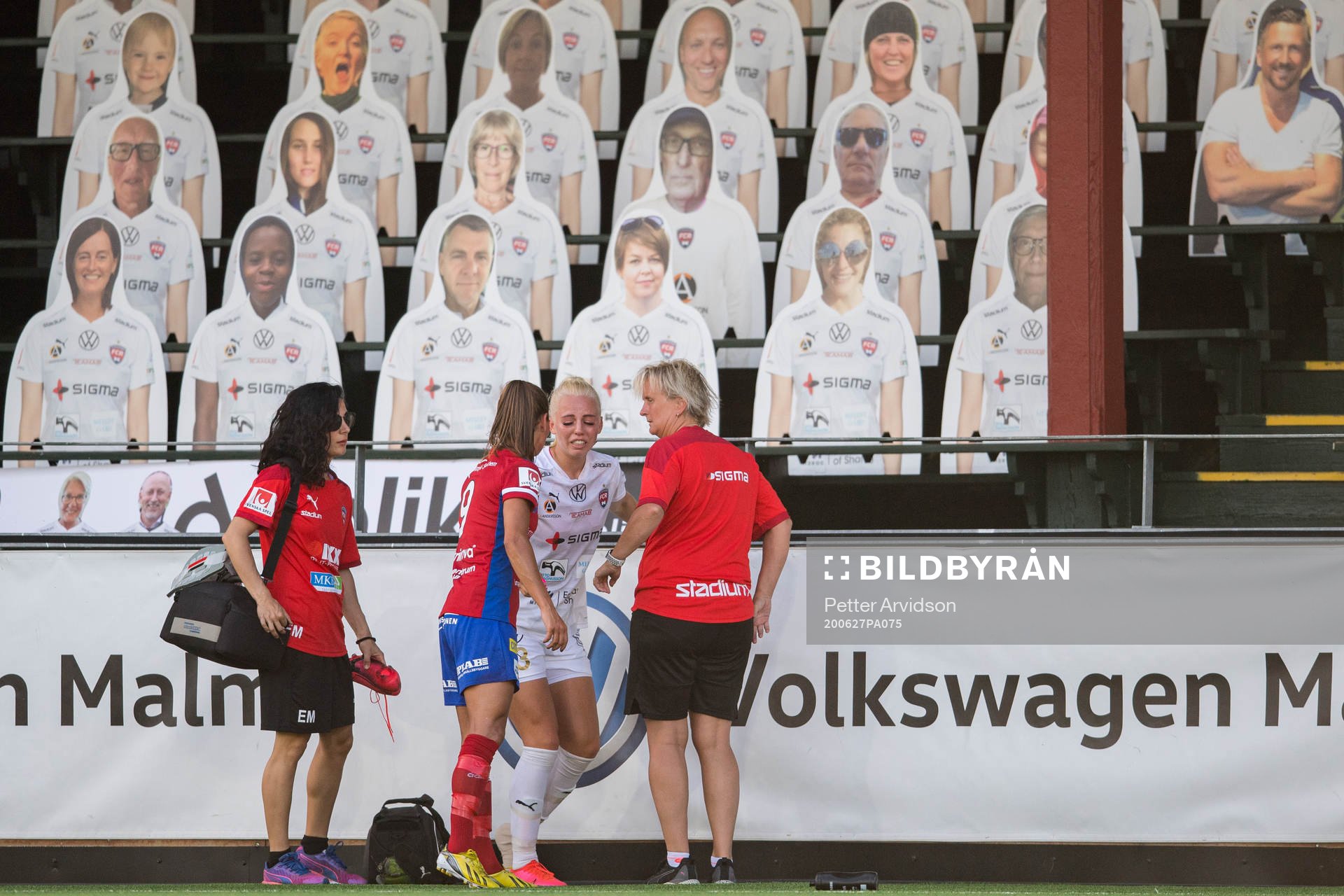 Rosengårds Sofie Svava lämnar planen skadad