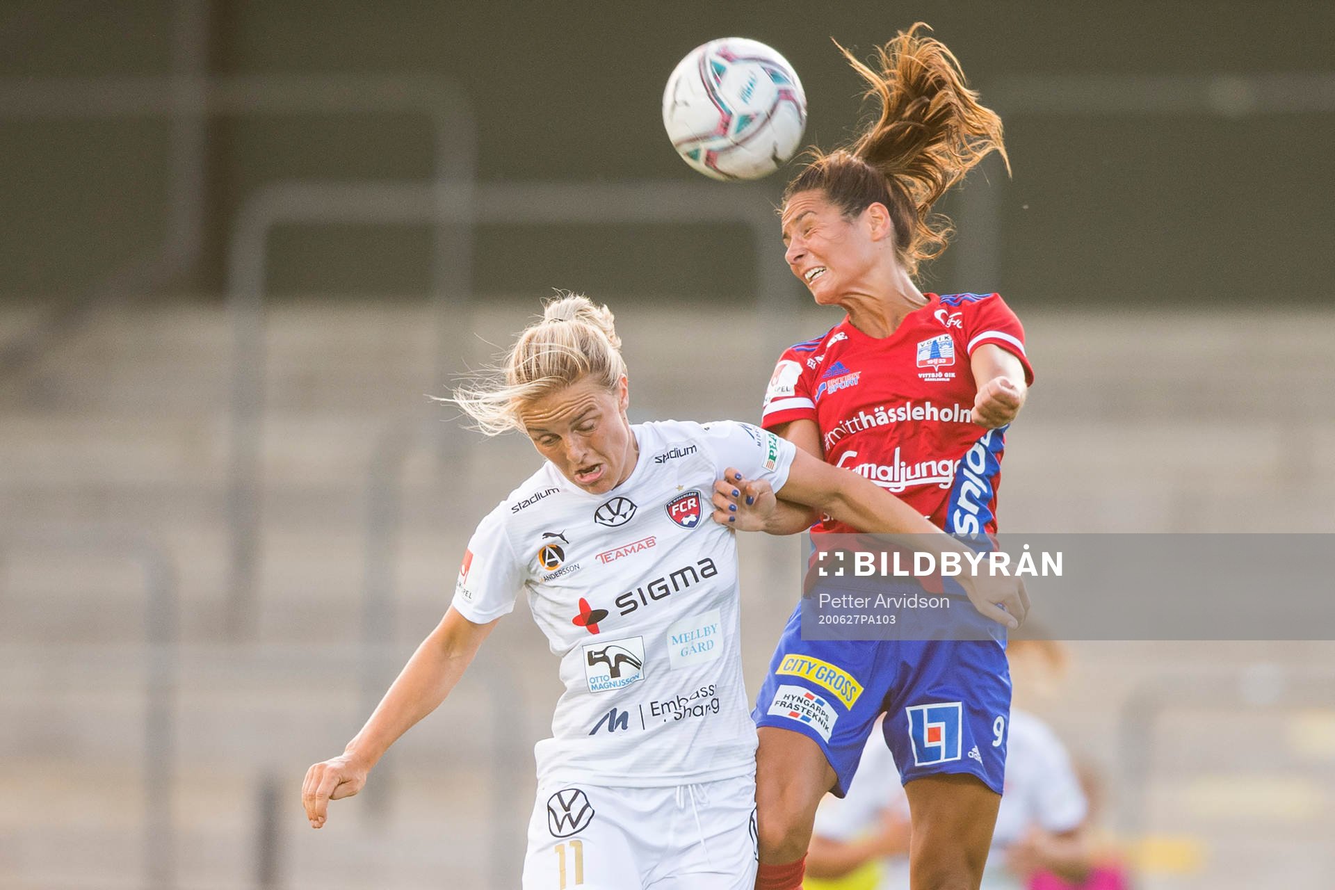Rosengårds Mimmi Larsson och Vittsjös Lisa Klinga under fotbollsmatchen i Damallsvenskan mellan FC Rosengård och Vittsjö den 27 juni 2020 i Malmö.