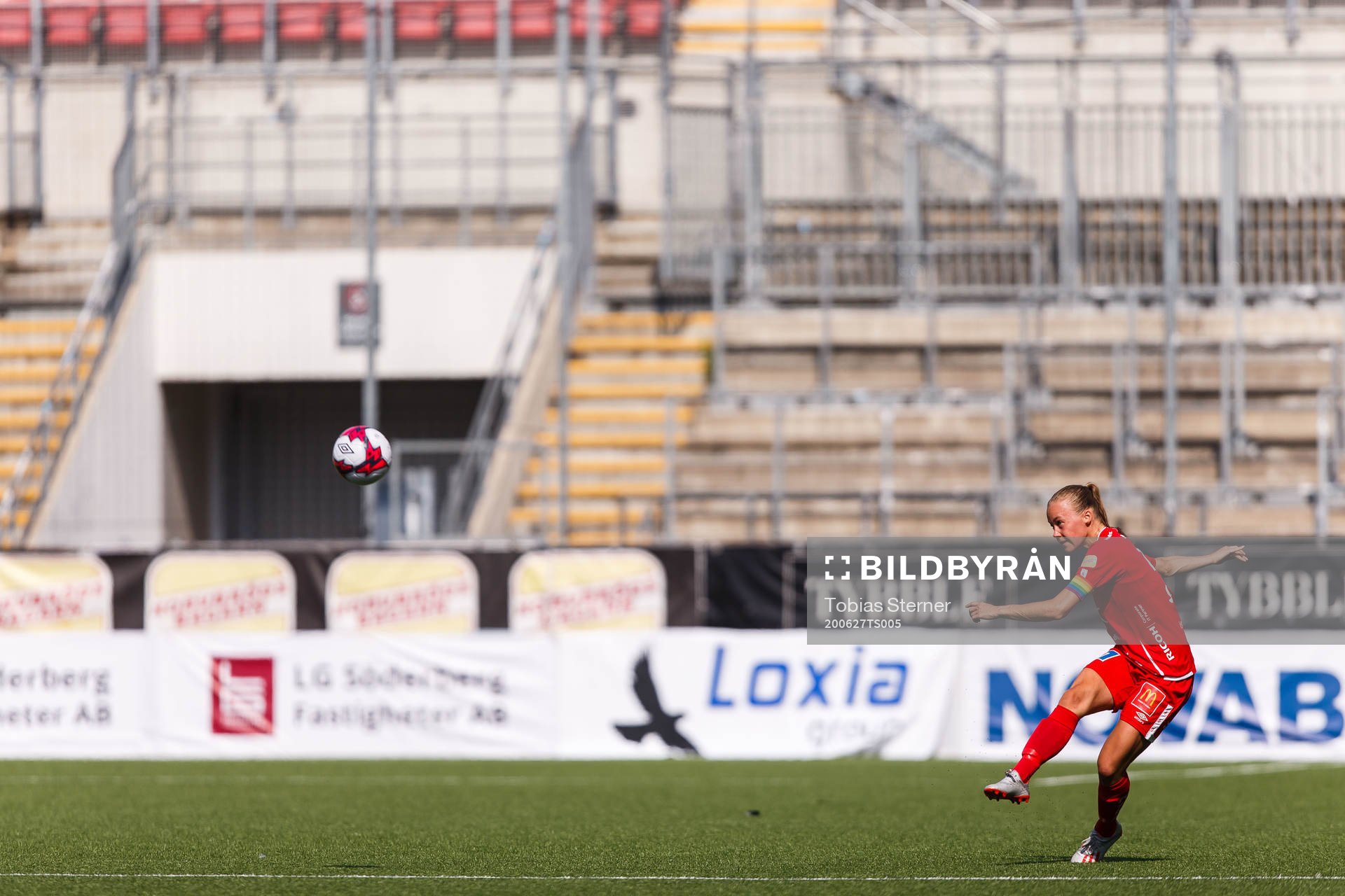 Örebros Frida Abrahamsson gör 1-0 från egen planhalva