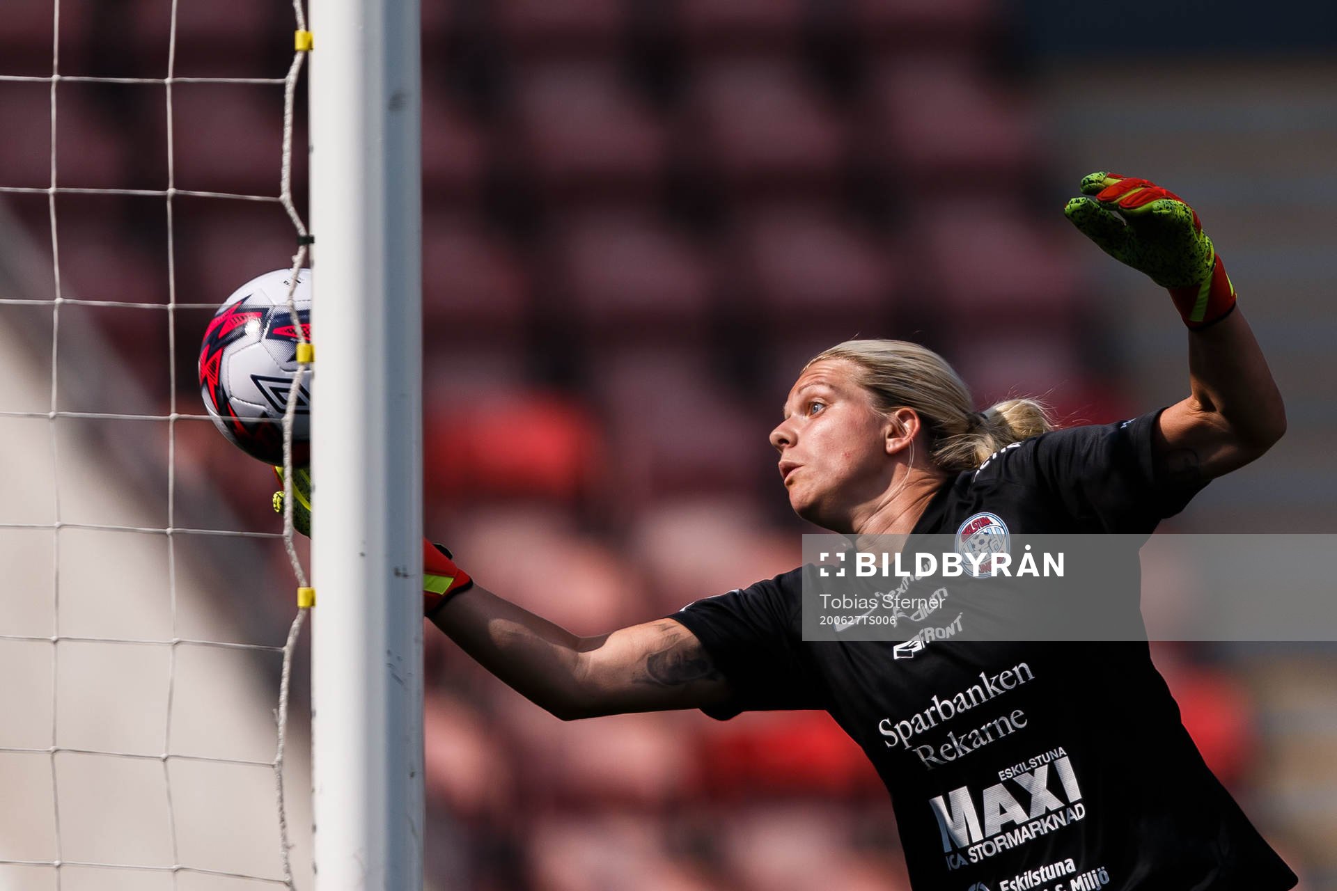 Eskilstunas målvakt Emelie Lundberg släpper in 1-0 av