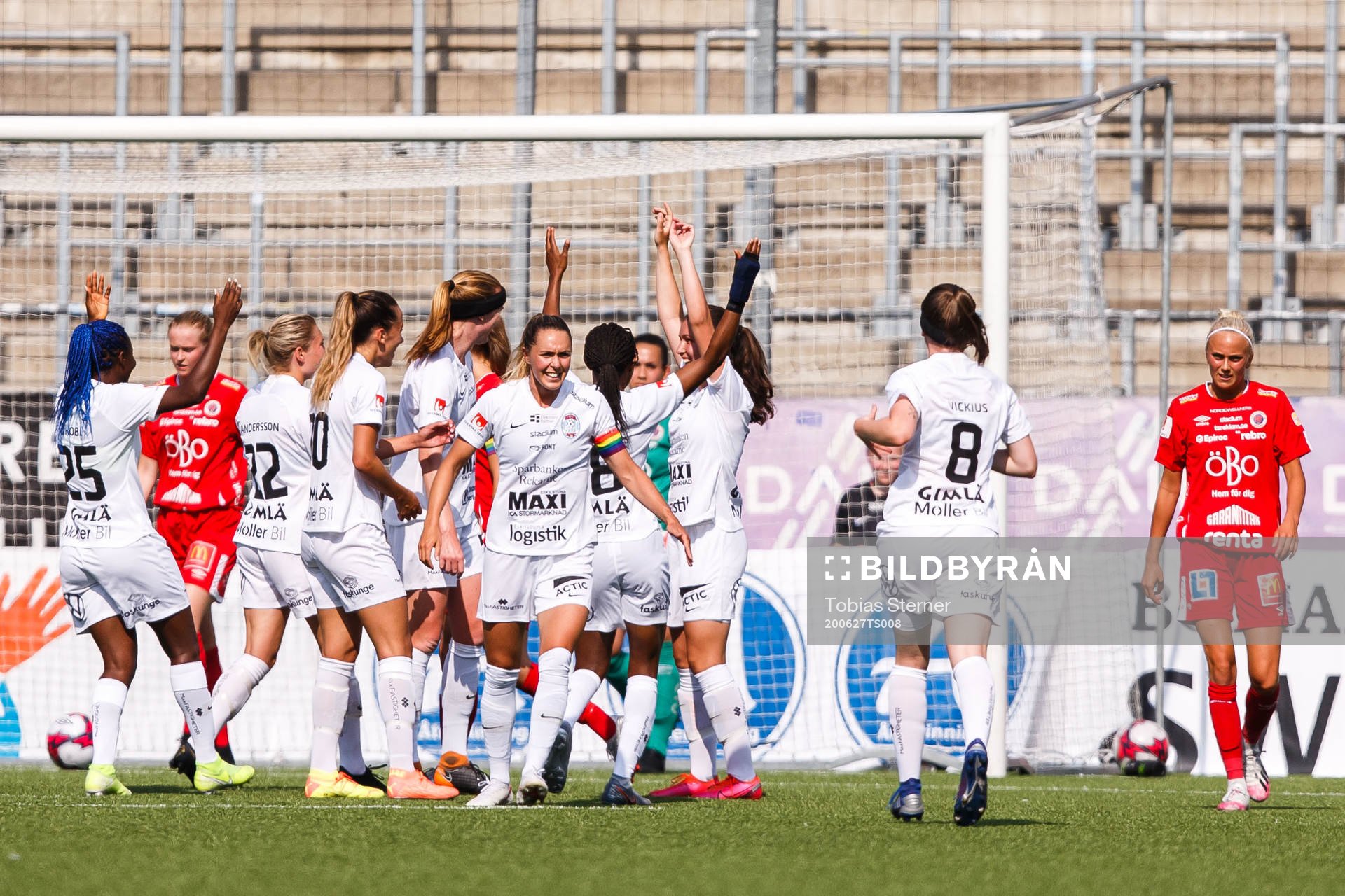 Eskilstunas Loretta Kullashi jublar med lagkamrater