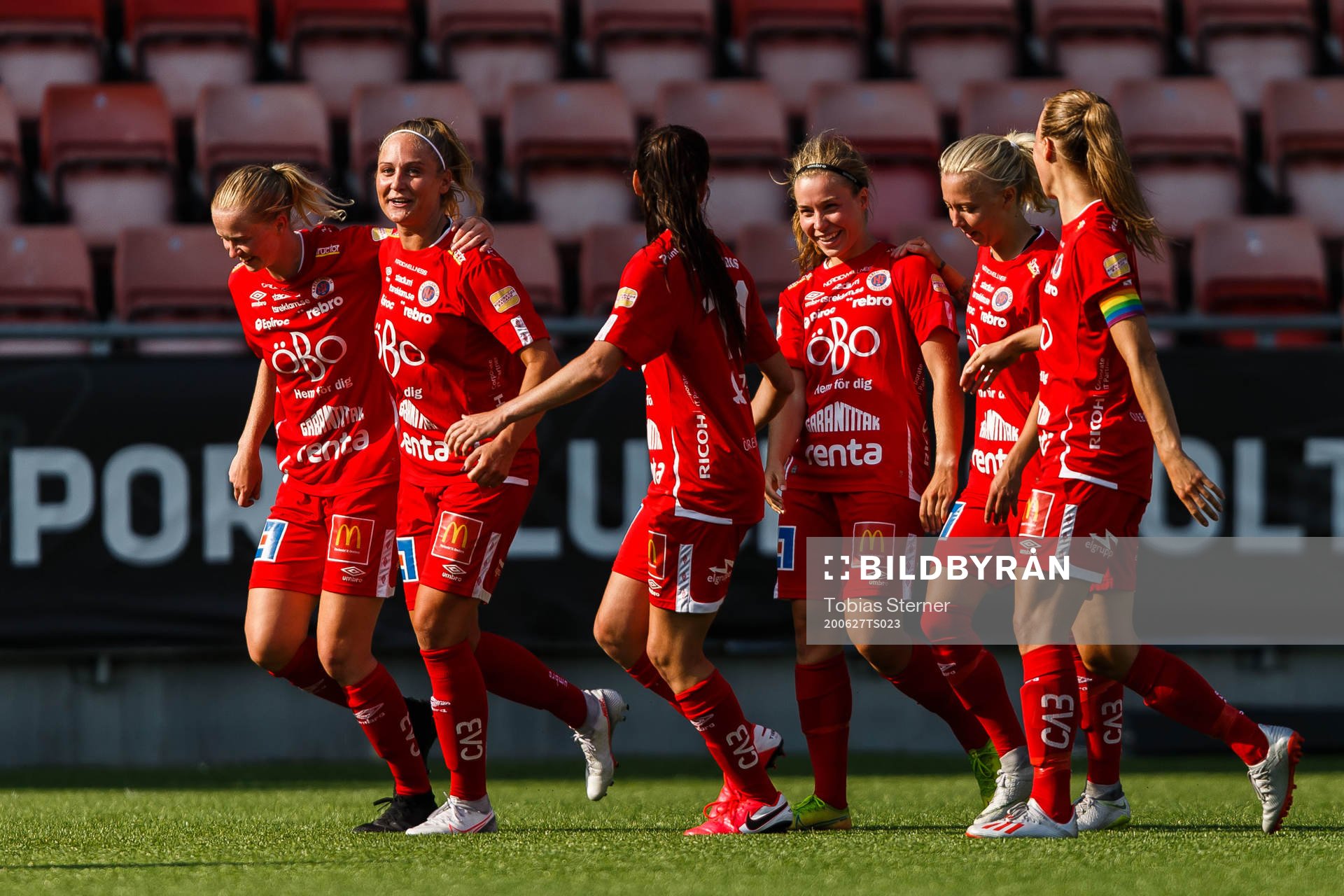 Örebros Heidi Kollanen jublar med lagkamrater