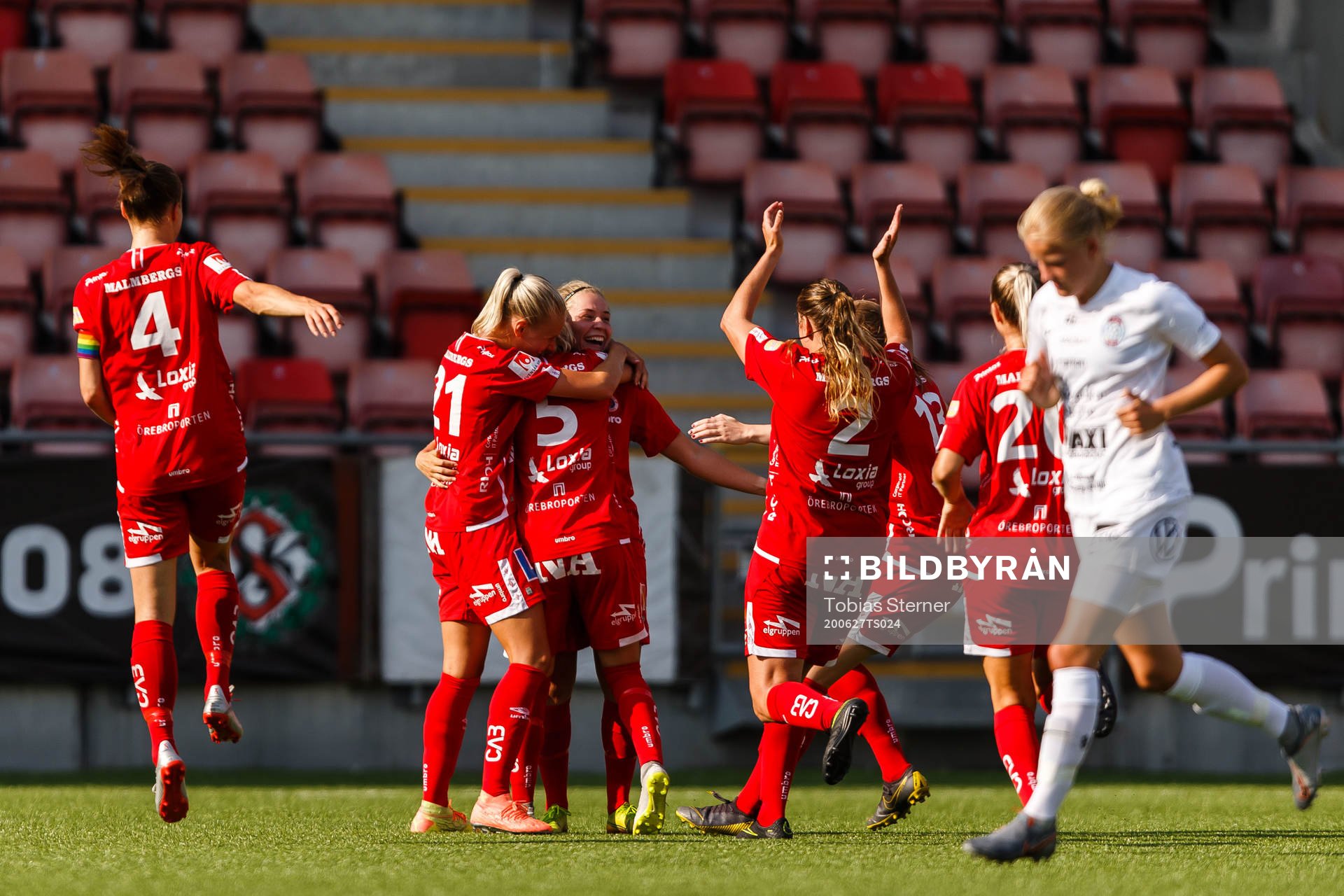 Örebros Heidi Kollanen jublar med lagkamrater