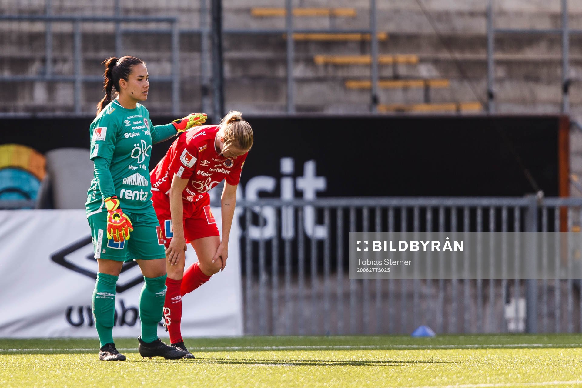 Örebros Emma Östlund och målvakt Mimmi Paulsson-Febo