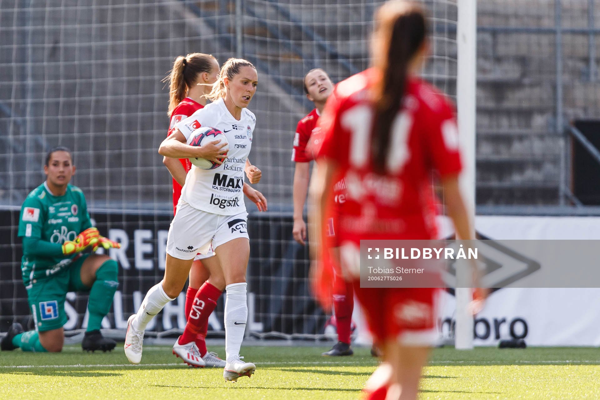 Eskilstunas Felicia Rogic hämtar bollen