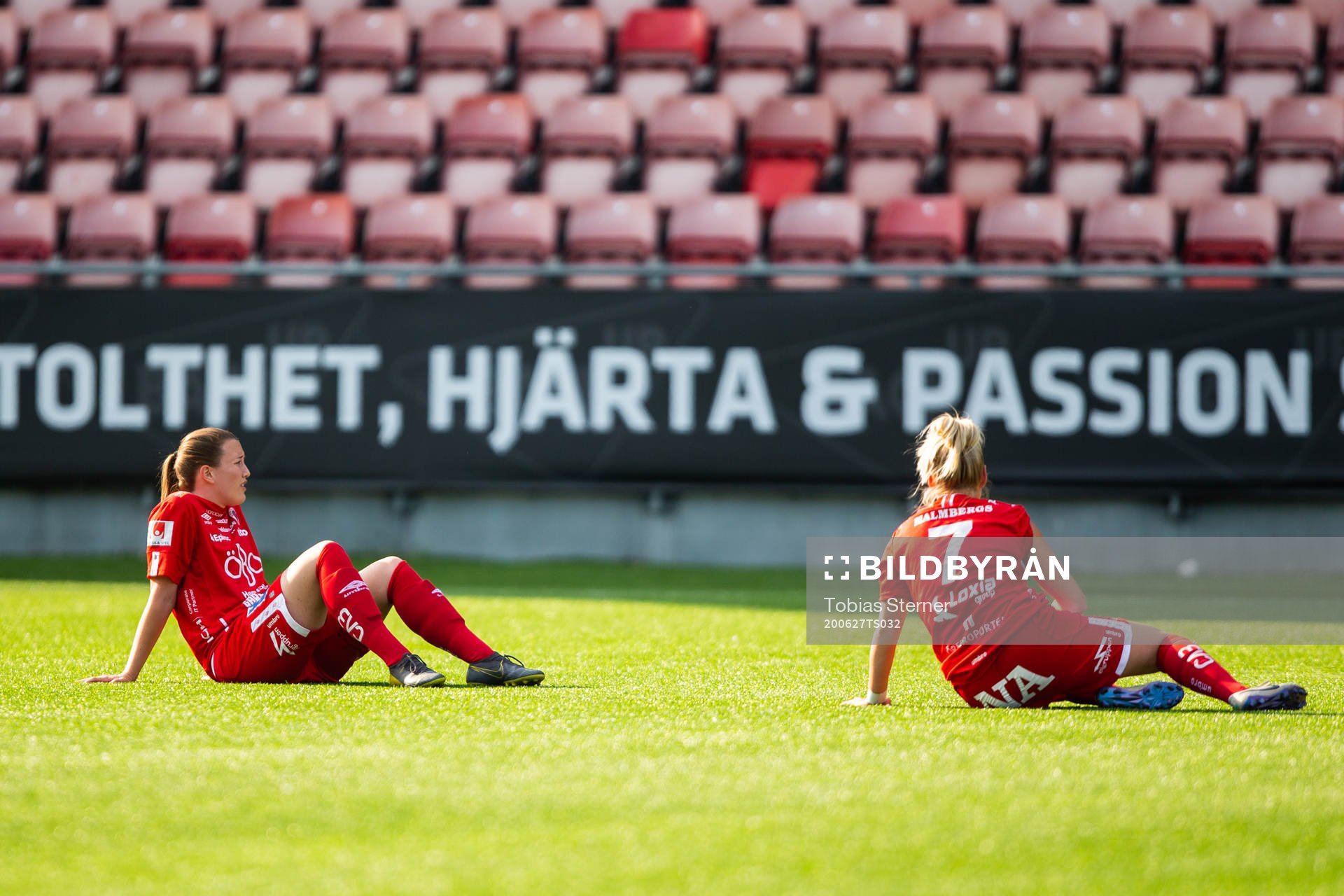 Örebros Elin Pikkujämsä och Ellen Karlsson deppar