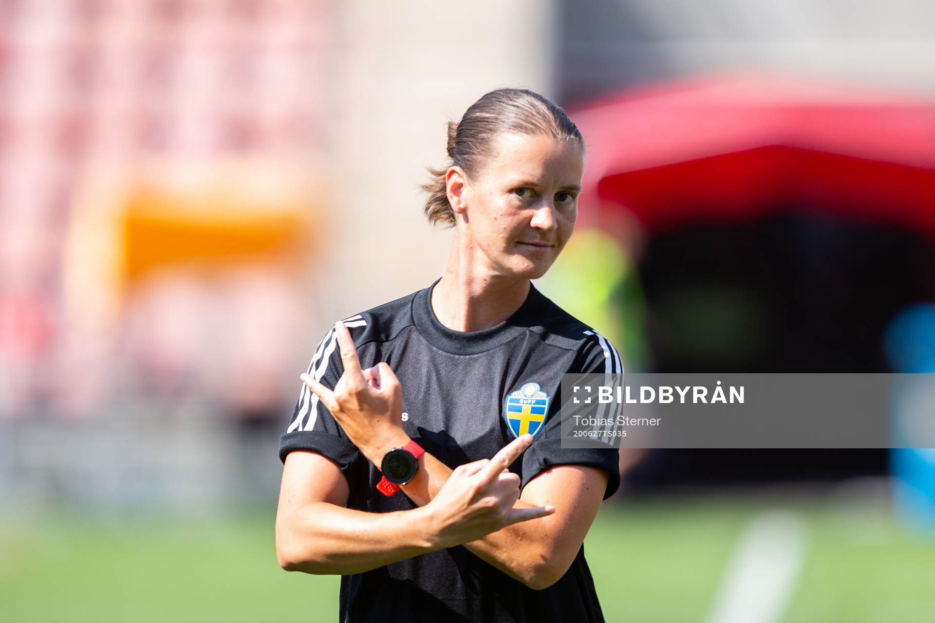 Domare Lovisa Johansson inför fotbollsmatchen i Damallsvenskan mellan Örebro och Eskilstuna United den 27 juni 2020 i Örebro.