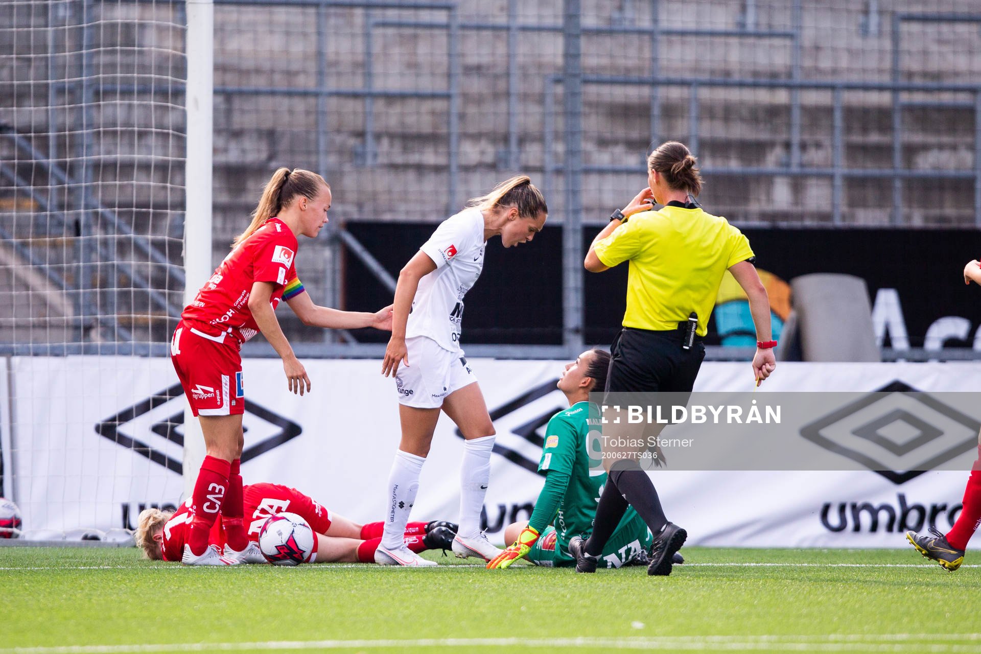 Eskilstunas Felicia Rogic reagerar på Örebros målvakt
