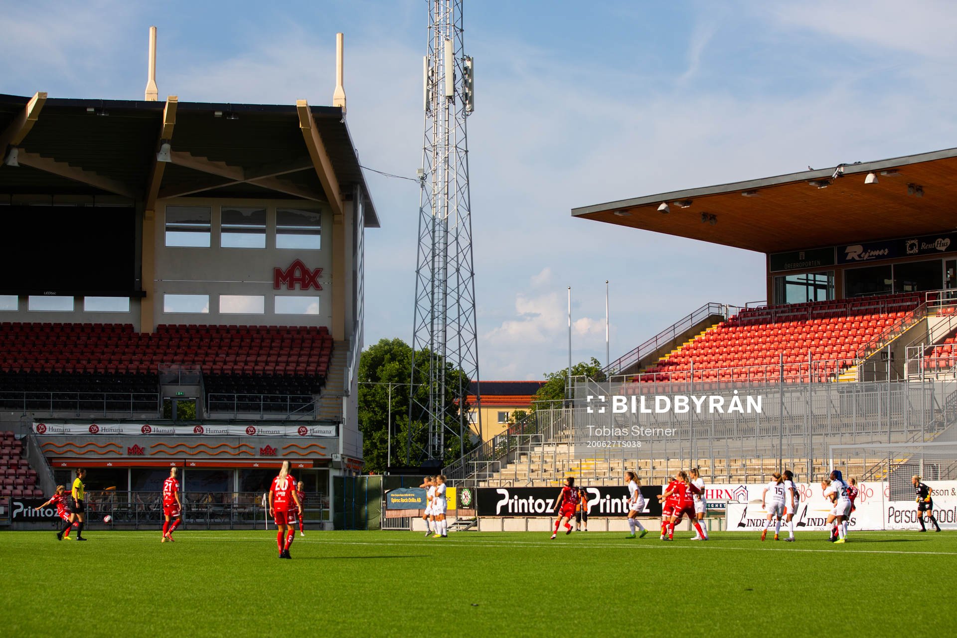 Örebros Heidi Kollanen skjuter en frispark som resulterar