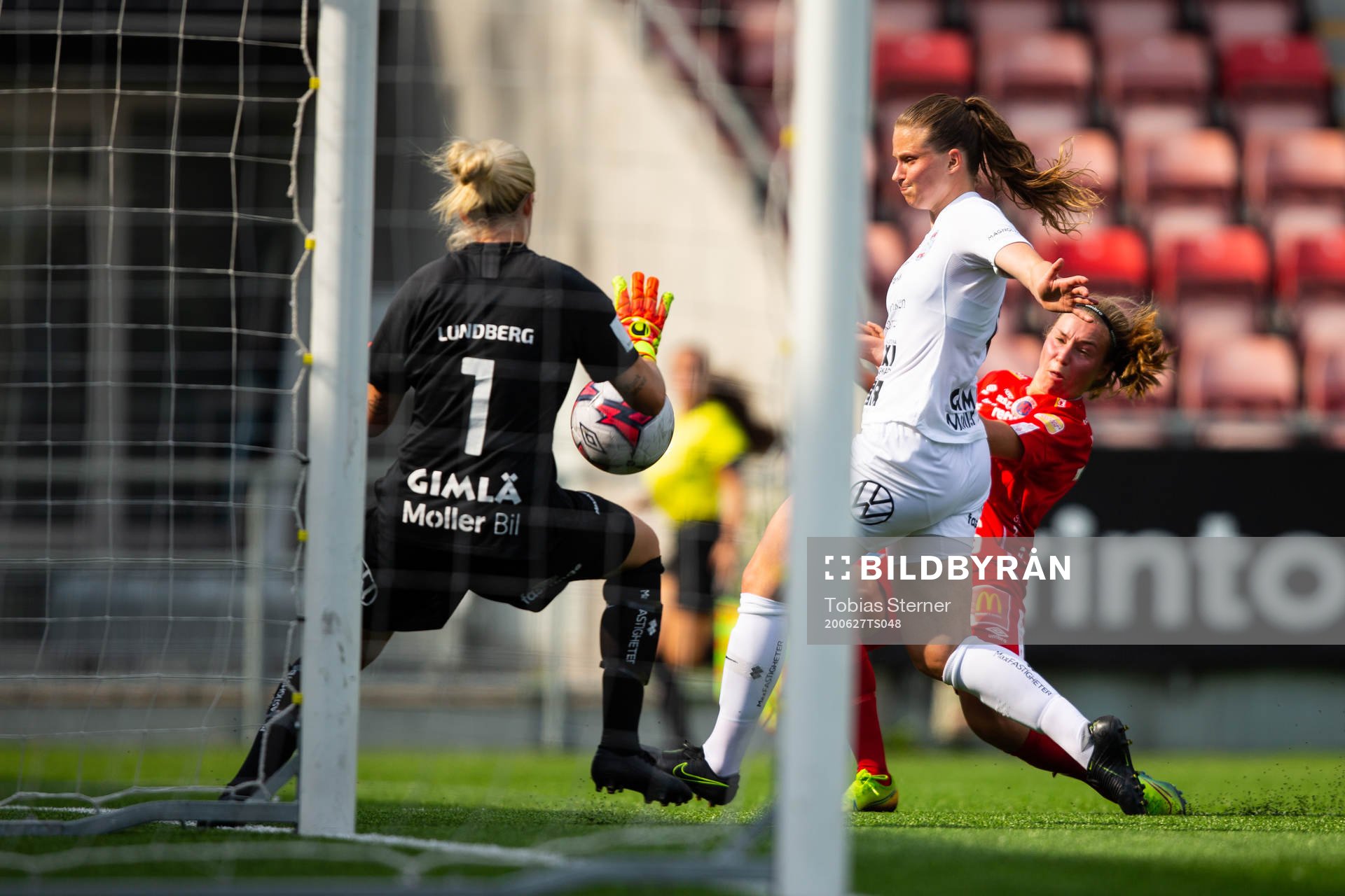 Örebros Heidi Kollanen skjuter ett skott som Eskilstunas