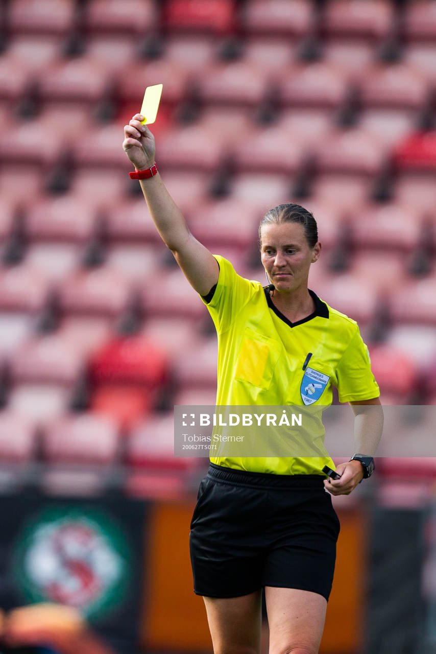 Domare Lovisa Johansson delar ut ett gult kort under fotbollsmatchen i Damallsvenskan mellan Örebro och Eskilstuna United den 27 juni 2020 i Örebro.