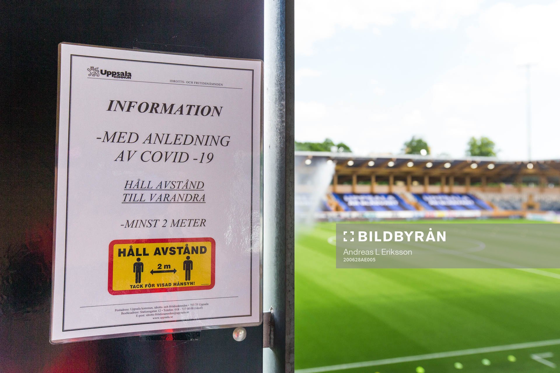 En skylt om Covid-19 innan fotbollsmatchen i Allsvenskan