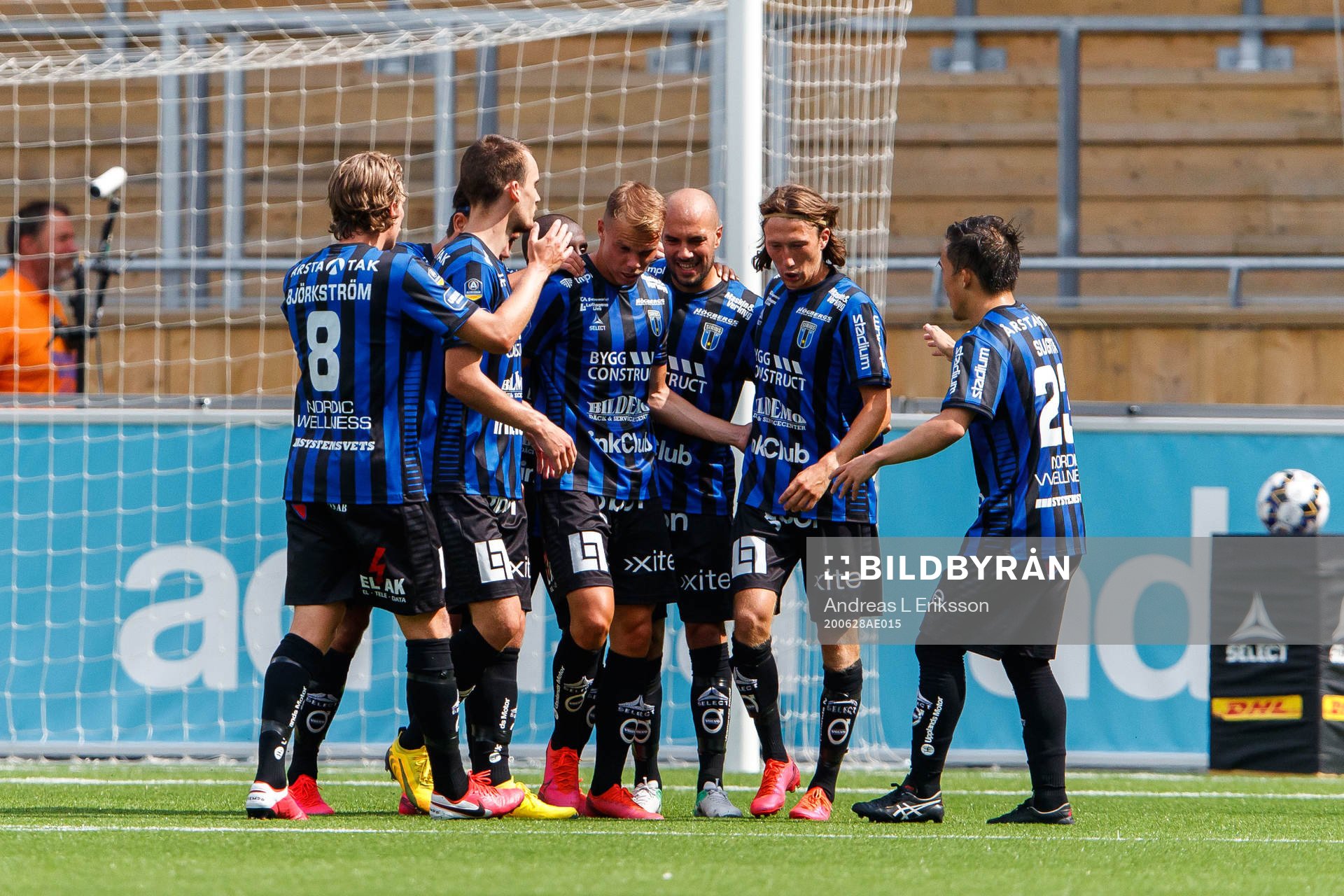 Sirius Elias Andersson jublar med lagkamrater