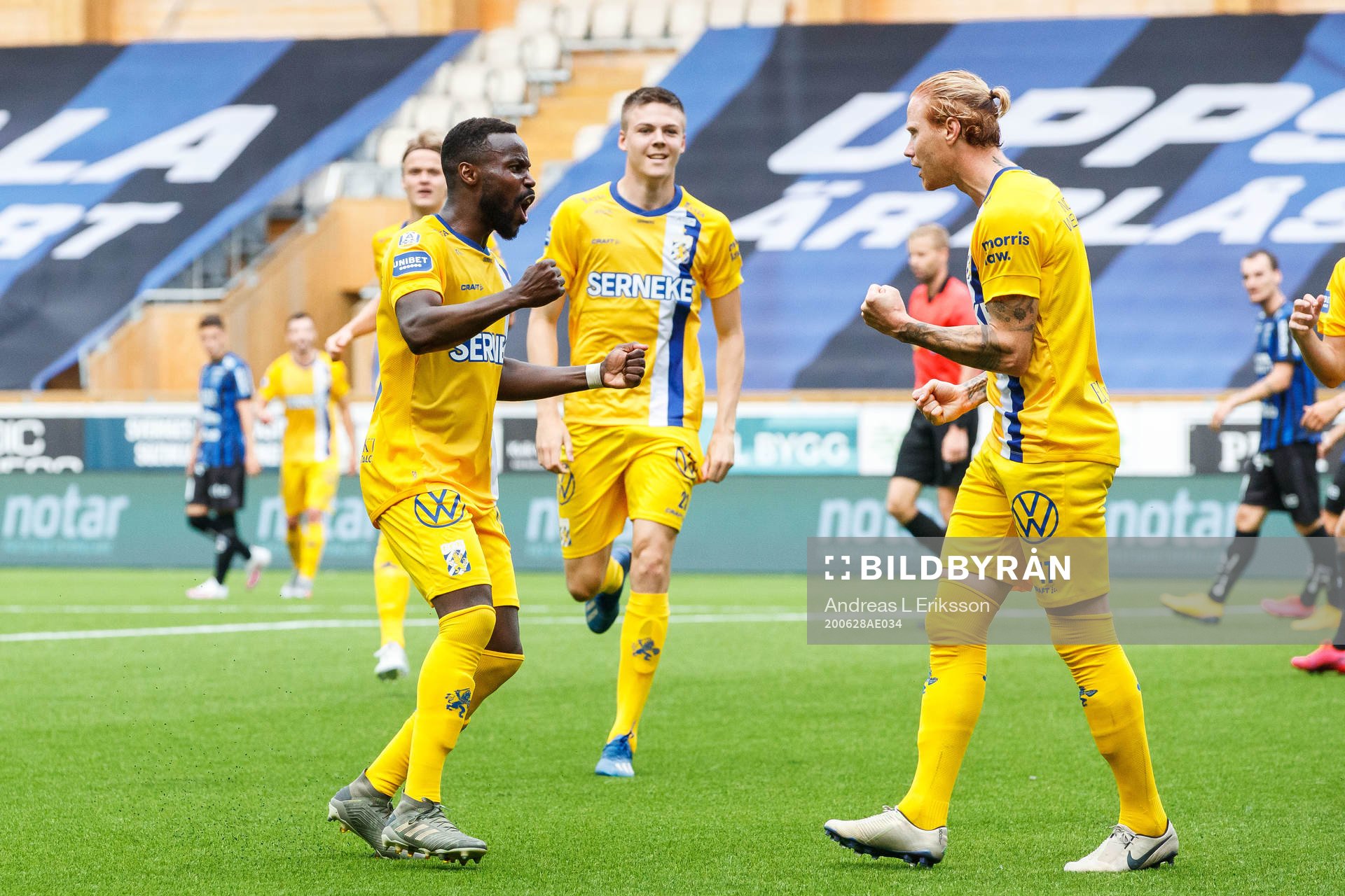 IFK Göteborgs Alexander Farnerud jublar med Nzuzi Toko