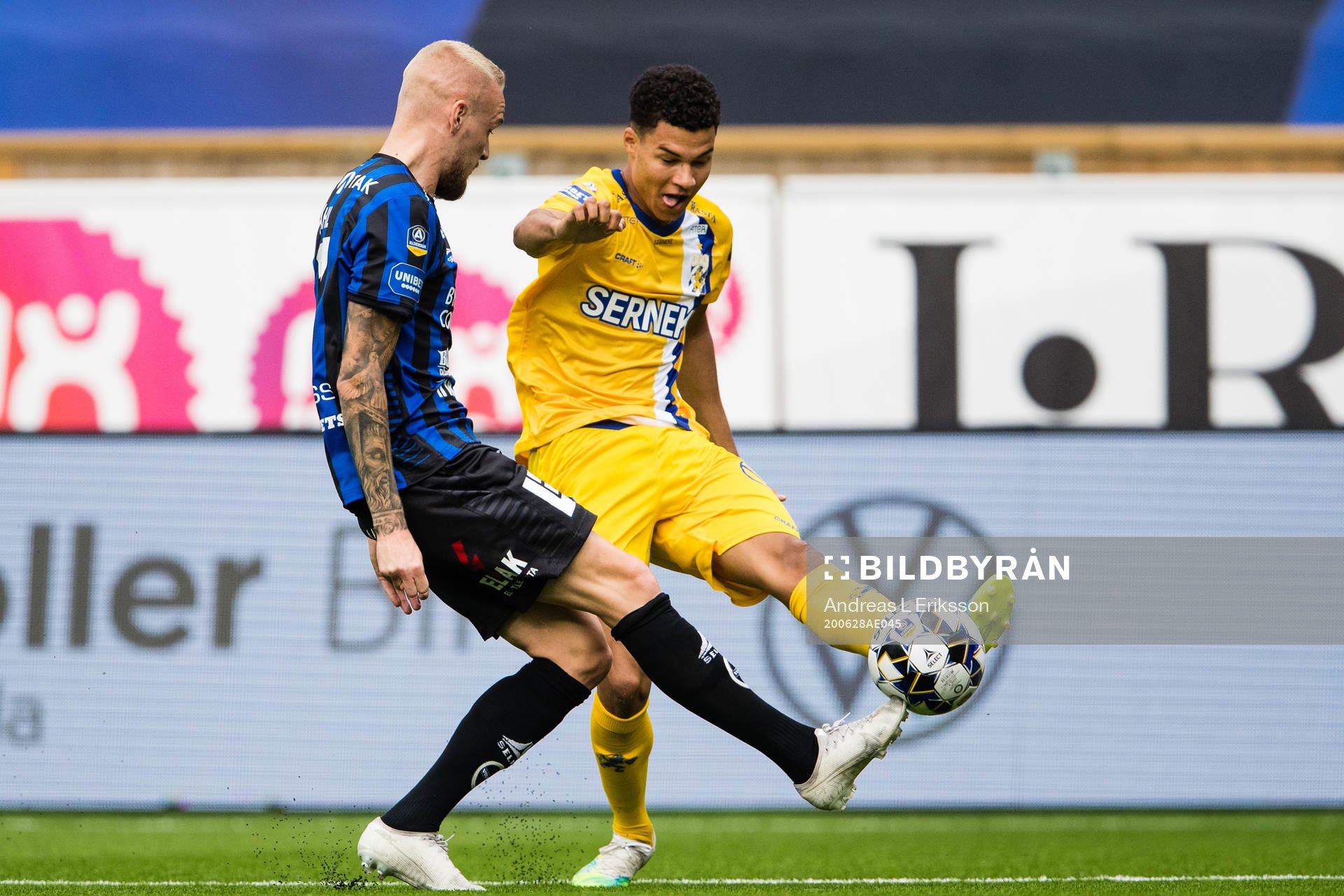 IFK Göteborgs Alexander Jallow ,ed ett inlägg förbi