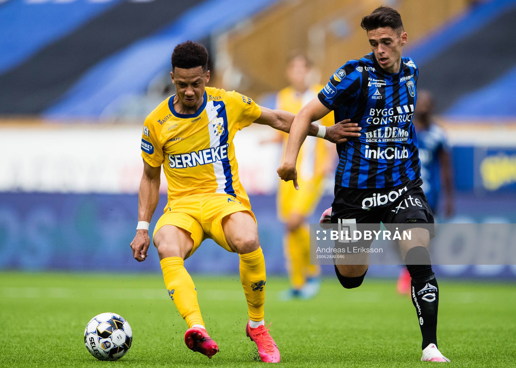 IFK Göteborgs Tobias Sana i kamp om bollen med Sirius
