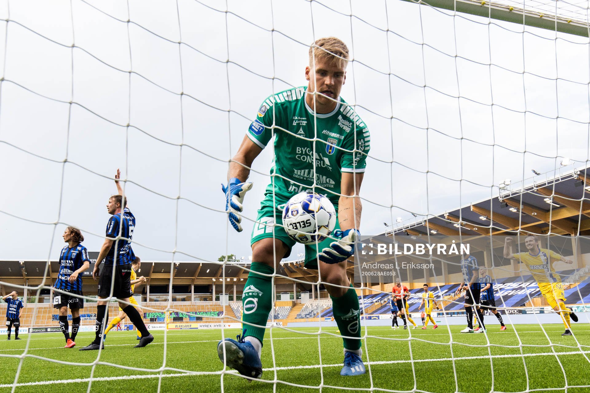 Sirius målvakt Lukas Jonsson plockar ut bollen ur mål