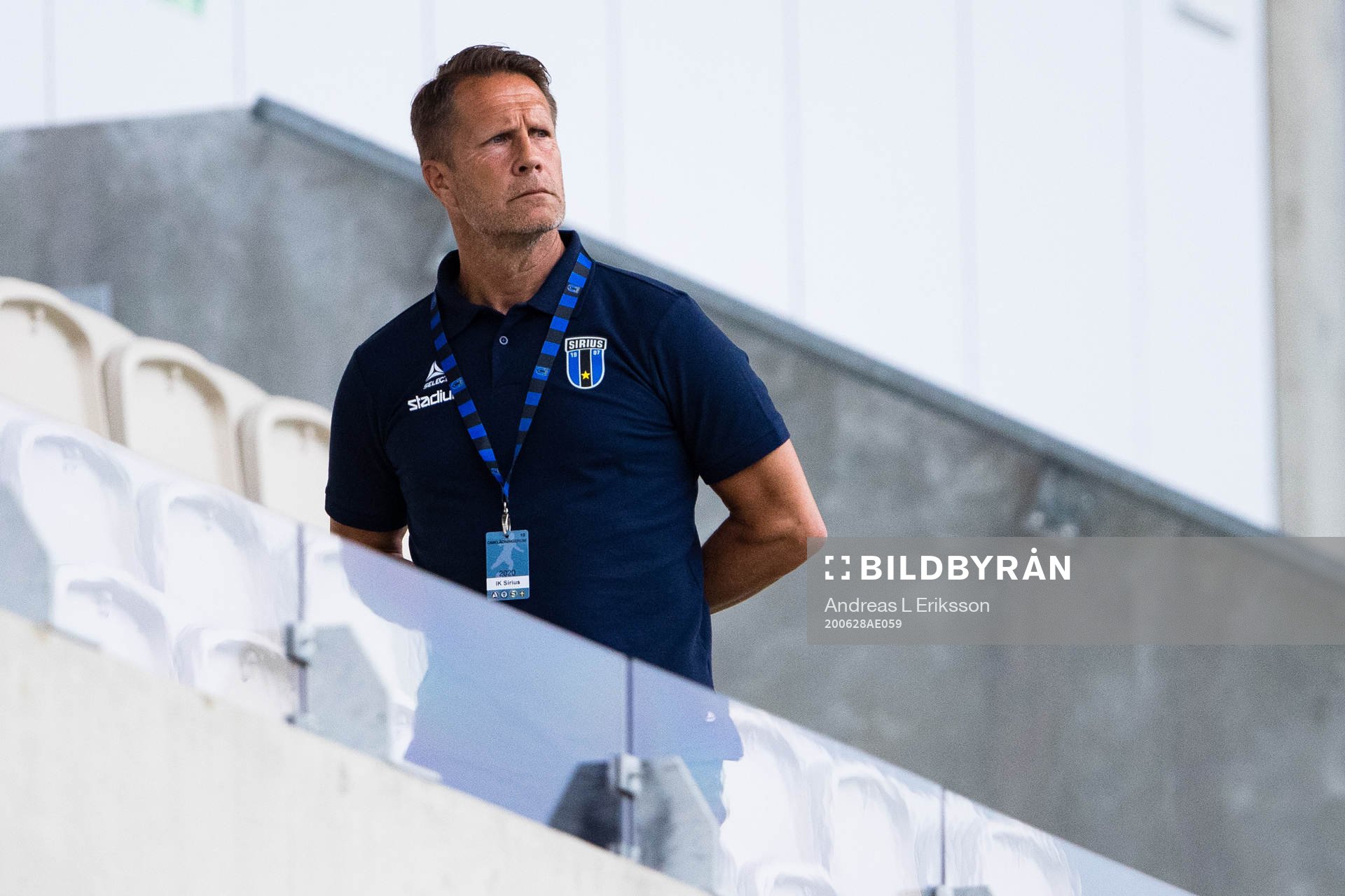 Sirius sportchef Ola Andersson följer spelet under fotbollsmatchen i Allsvenskan mellan Sirius och IFK Göteborg den 28 juni 2020 i Uppsala.