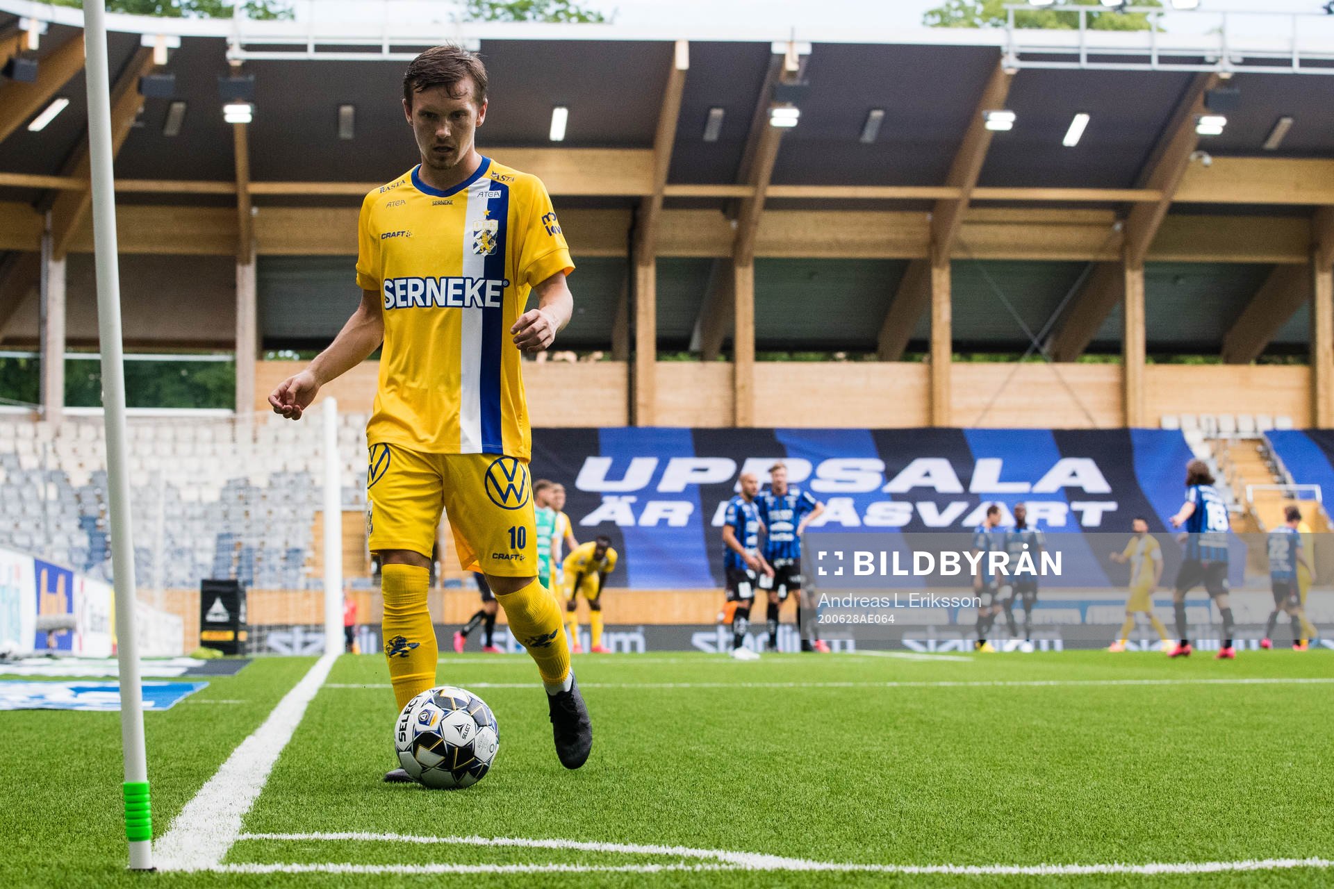 IFK Göteborgs Patrik Karlsson Lagemyr på väg att slå en