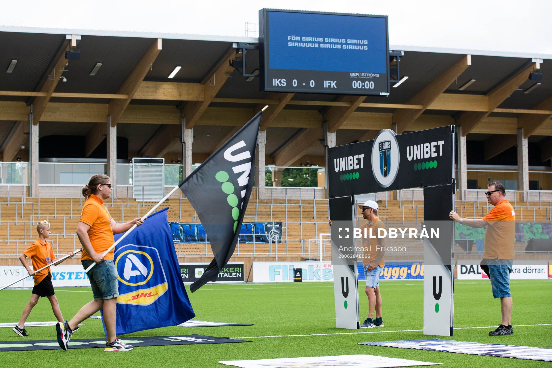Flaggbärare gör entré innan fotbollsmatchen i