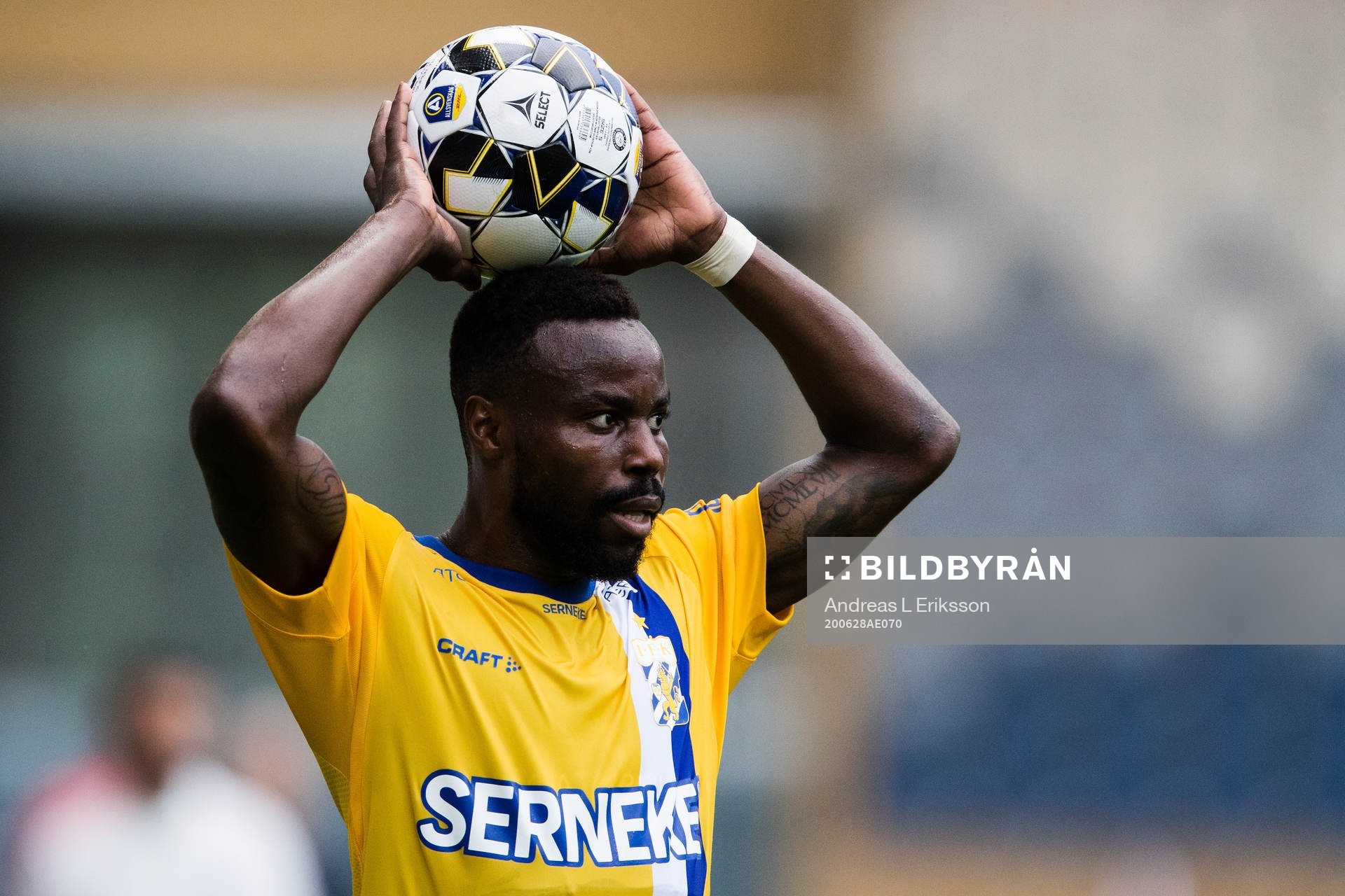 IFK Göteborgs Nzuzi Toko med ett inkast under fotbollsmatchen i Allsvenskan mellan Sirius och IFK Göteborg den 28 juni 2020 i Uppsala.