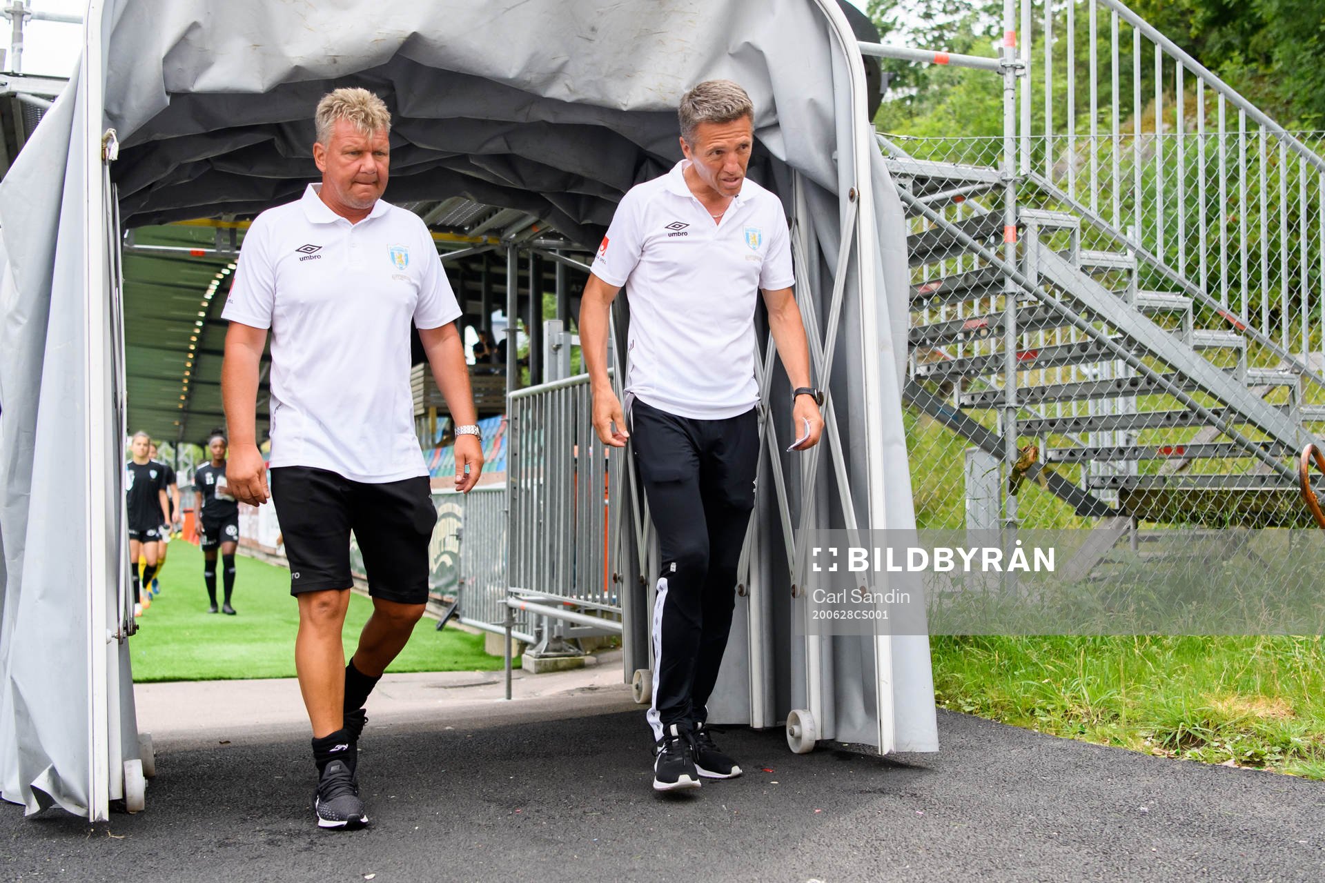 Göteborgs assisterande tränare Jörgen Ericsson och tränare Mats Gren innan fotbollsmatchen i Damallsvenskan mellan Kopparbergs/Göteborg och Kristianstad den 28 juni 2020 i Göteborg.