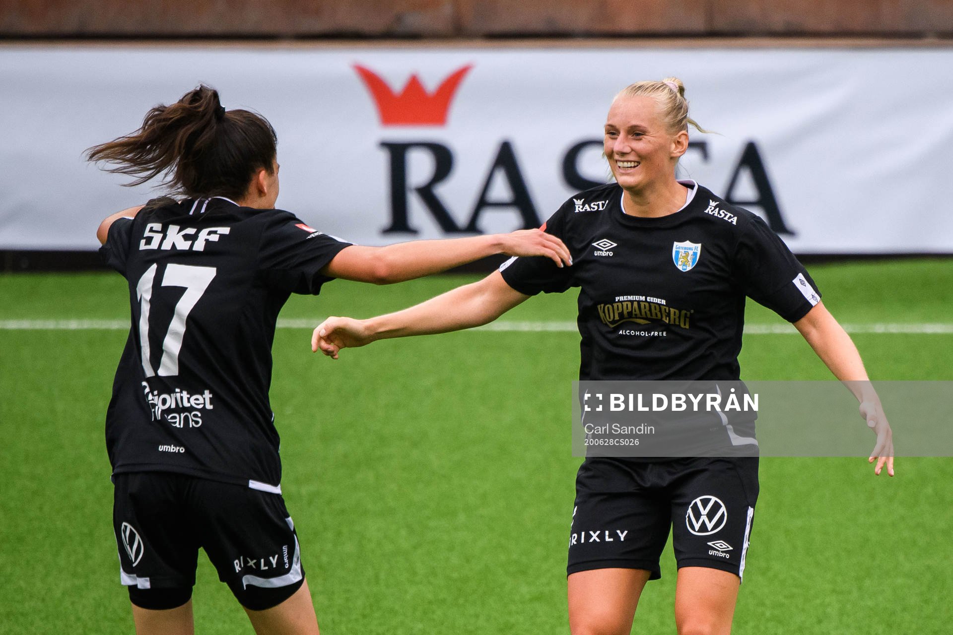 Göteborgs Anna Julia Csiki och Stina Blackstenius jublar