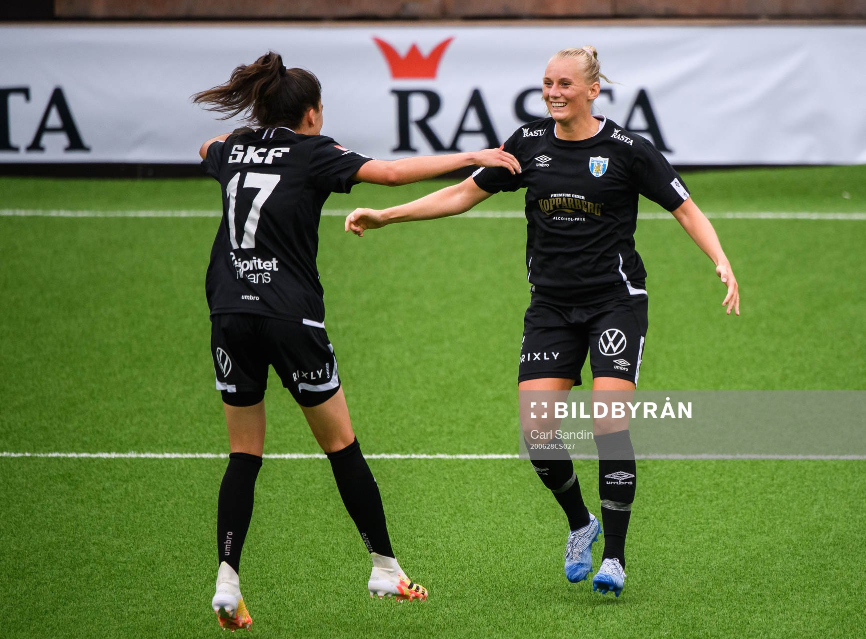 Göteborgs Anna Julia Csiki och Stina Blackstenius jublar
