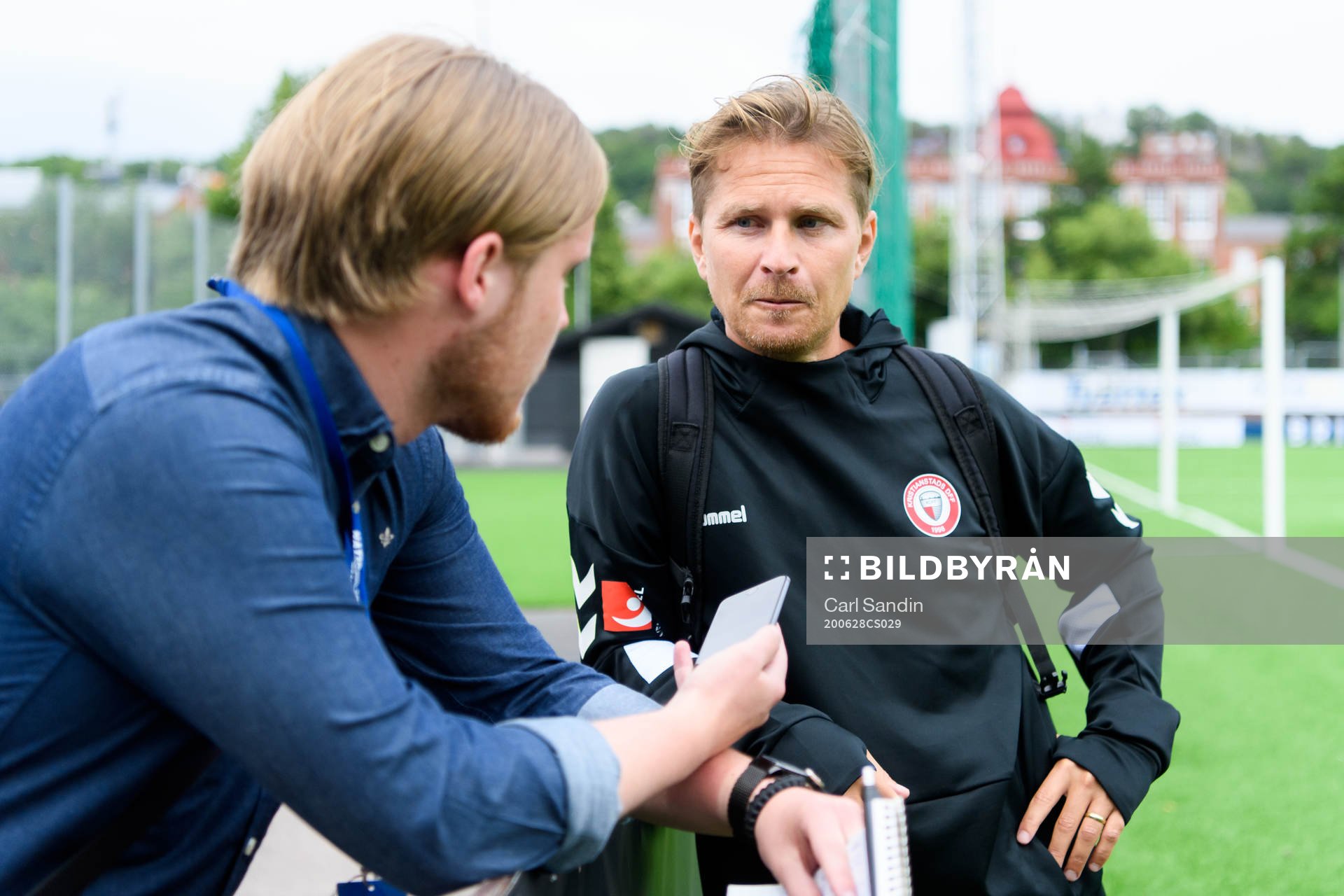 Kristianstads assisterande tränare Björn Sigurbjörnsson blir intervjuad efter under fotbollsmatchen i Damallsvenskan mellan Kopparbergs/Göteborg och Kristianstad den 28 juni 2020 i Göteborg.