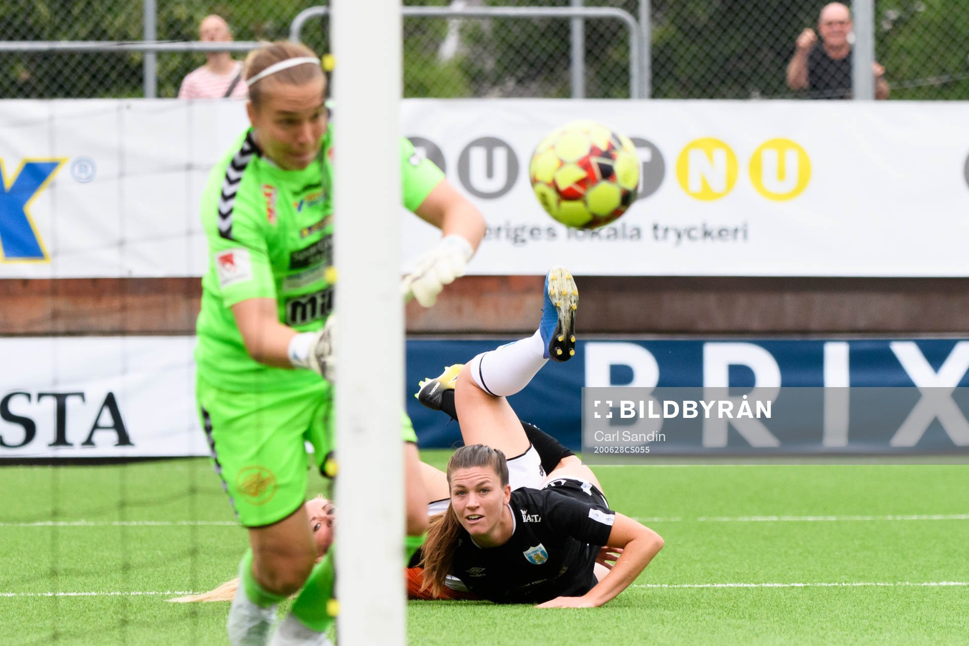 Göteborgs Pauline Hammarlund nickar bollen mot mål