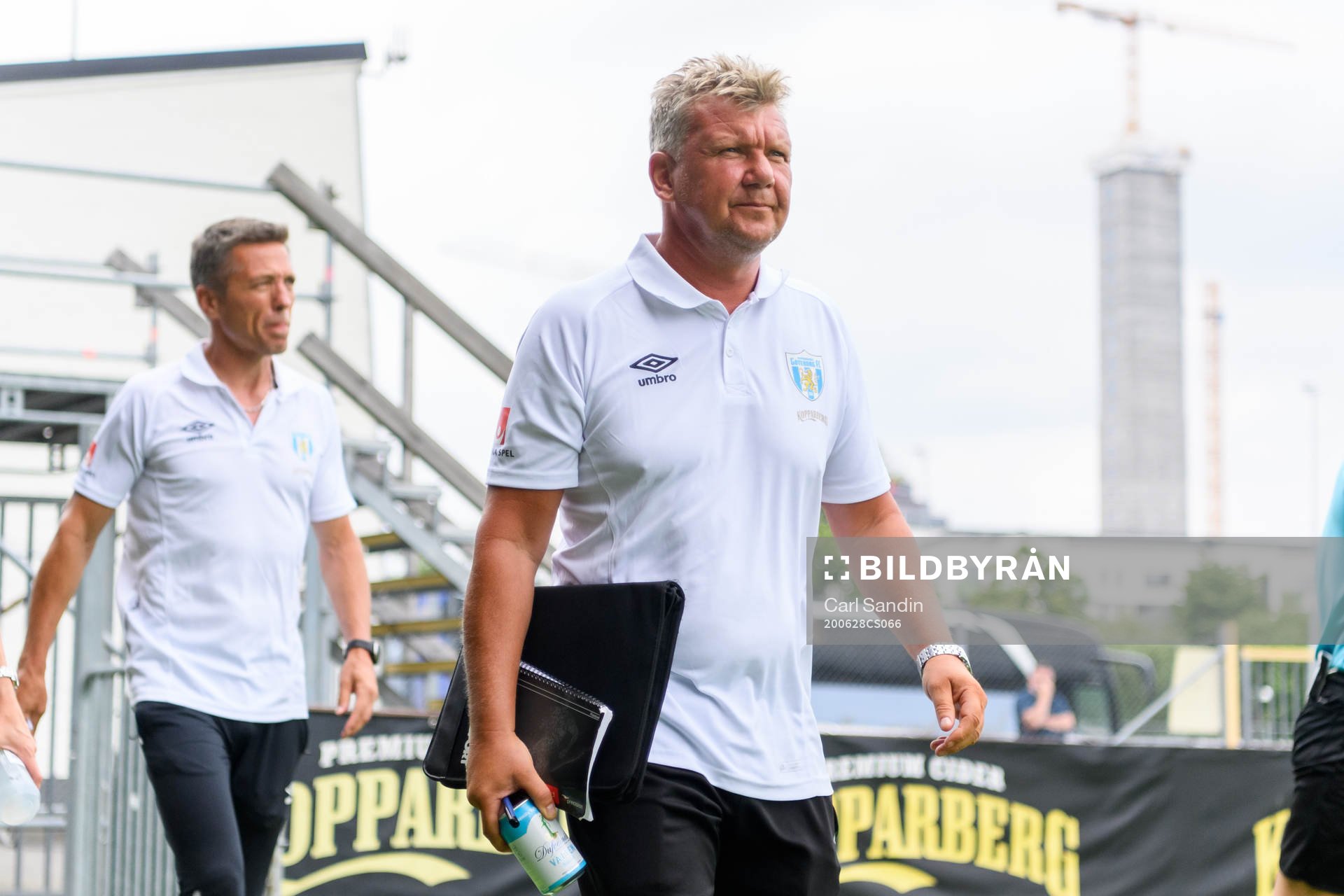 Göteborgs tränare Mats Gren och assisterande tränare Jörgen Ericsson under fotbollsmatchen i Damallsvenskan mellan Kopparbergs/Göteborg och Kristianstad den 28 juni 2020 i Göteborg.