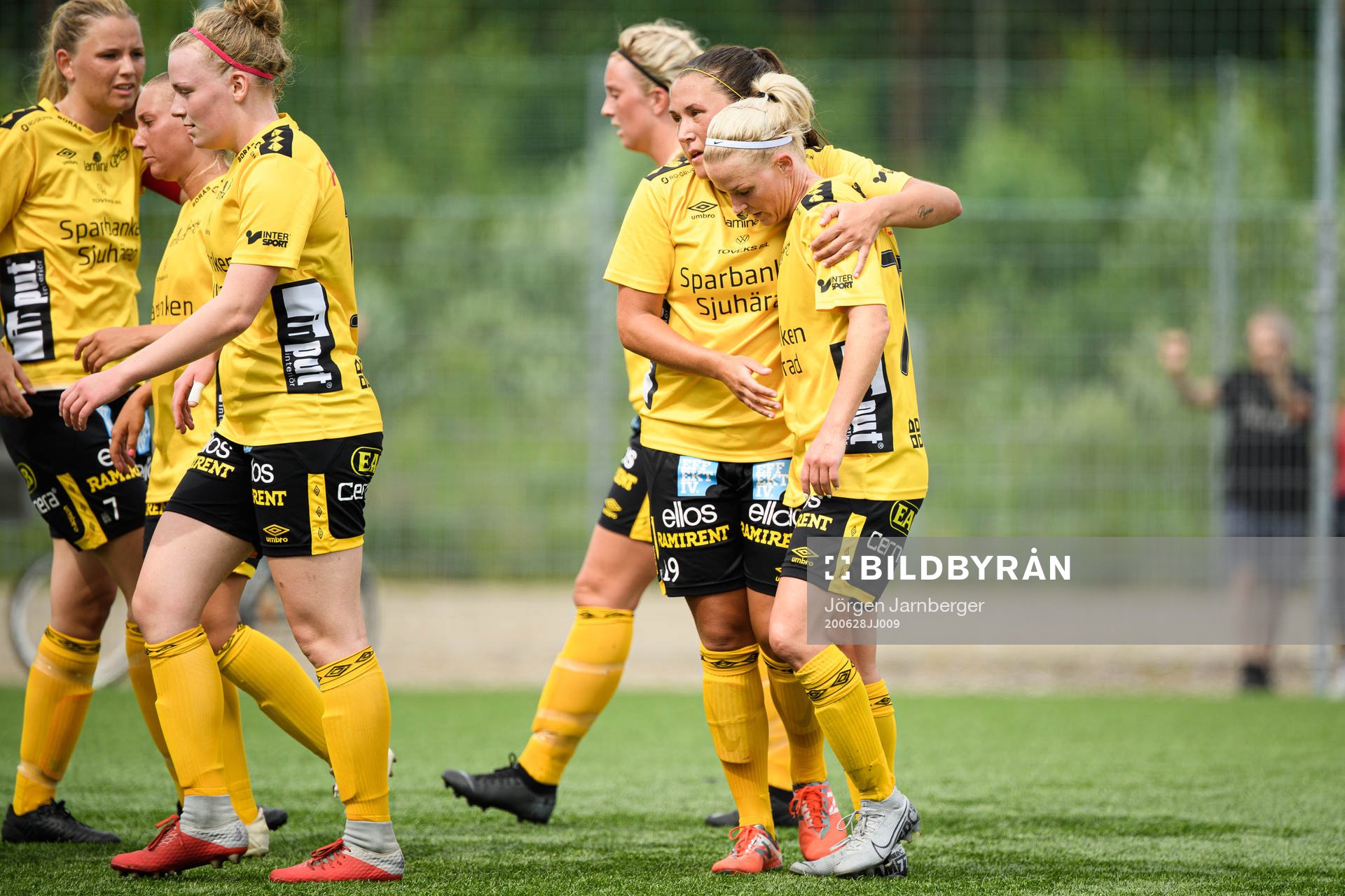 Elfsborgs Sara Jardving klappas om av lagkamrater efter att gjort 0-2 under fotbollsmatchen i division 4 dam mellan Kronäng och Elfsborg den 28 juni 2020 i Borås.
