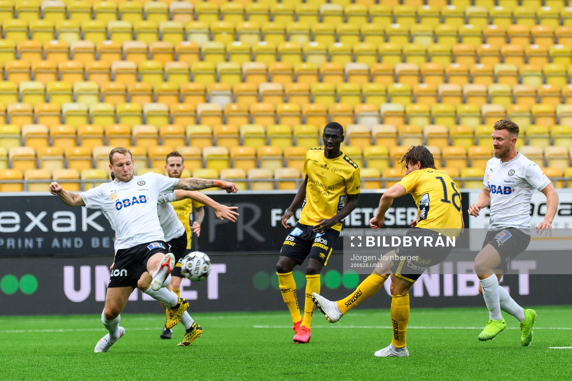 Elfsborgs Simon Olsson och Örebros Andreas Skovgaard