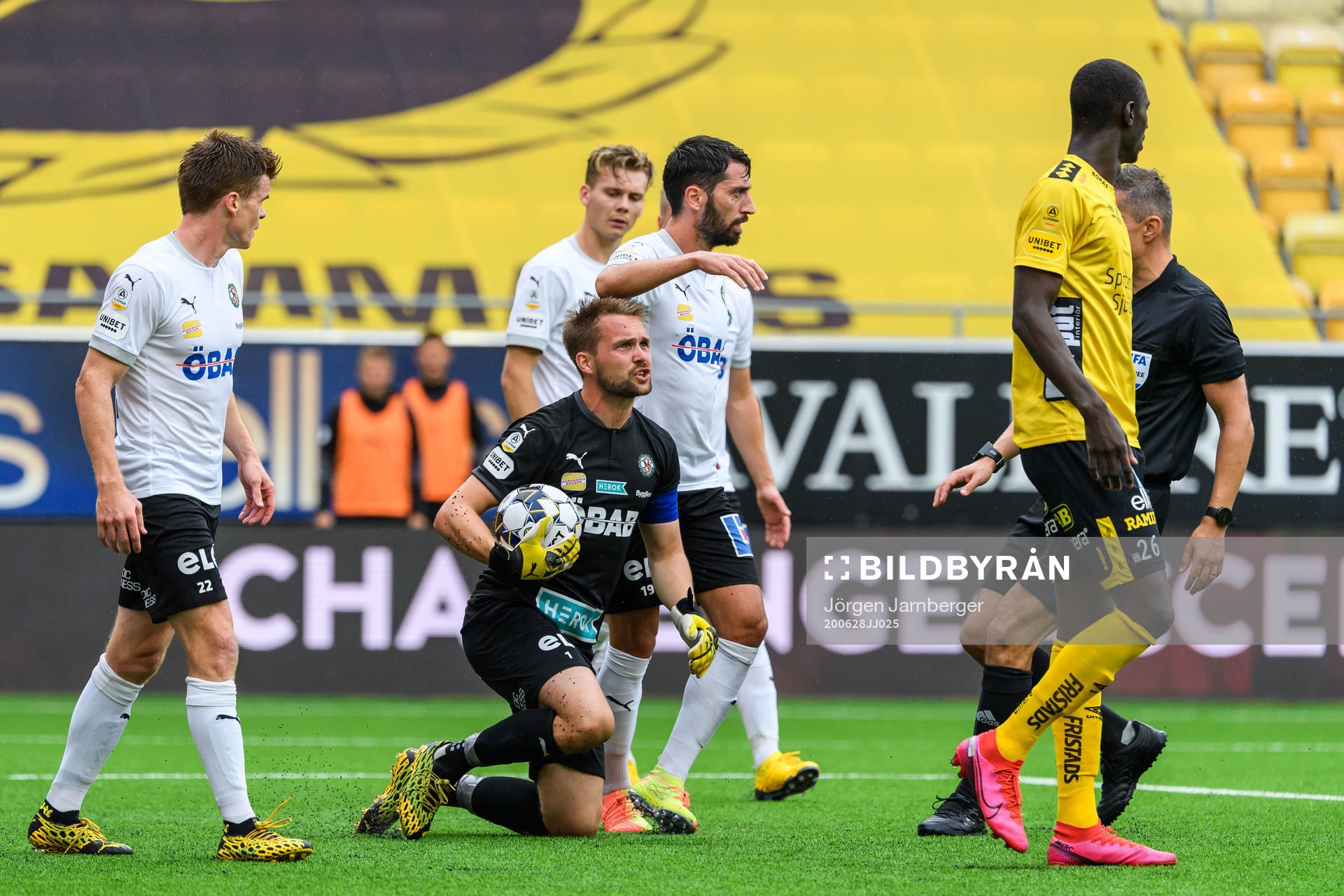 Örebros målvakt Oscar Jansson i dispyt med Elfsborgs