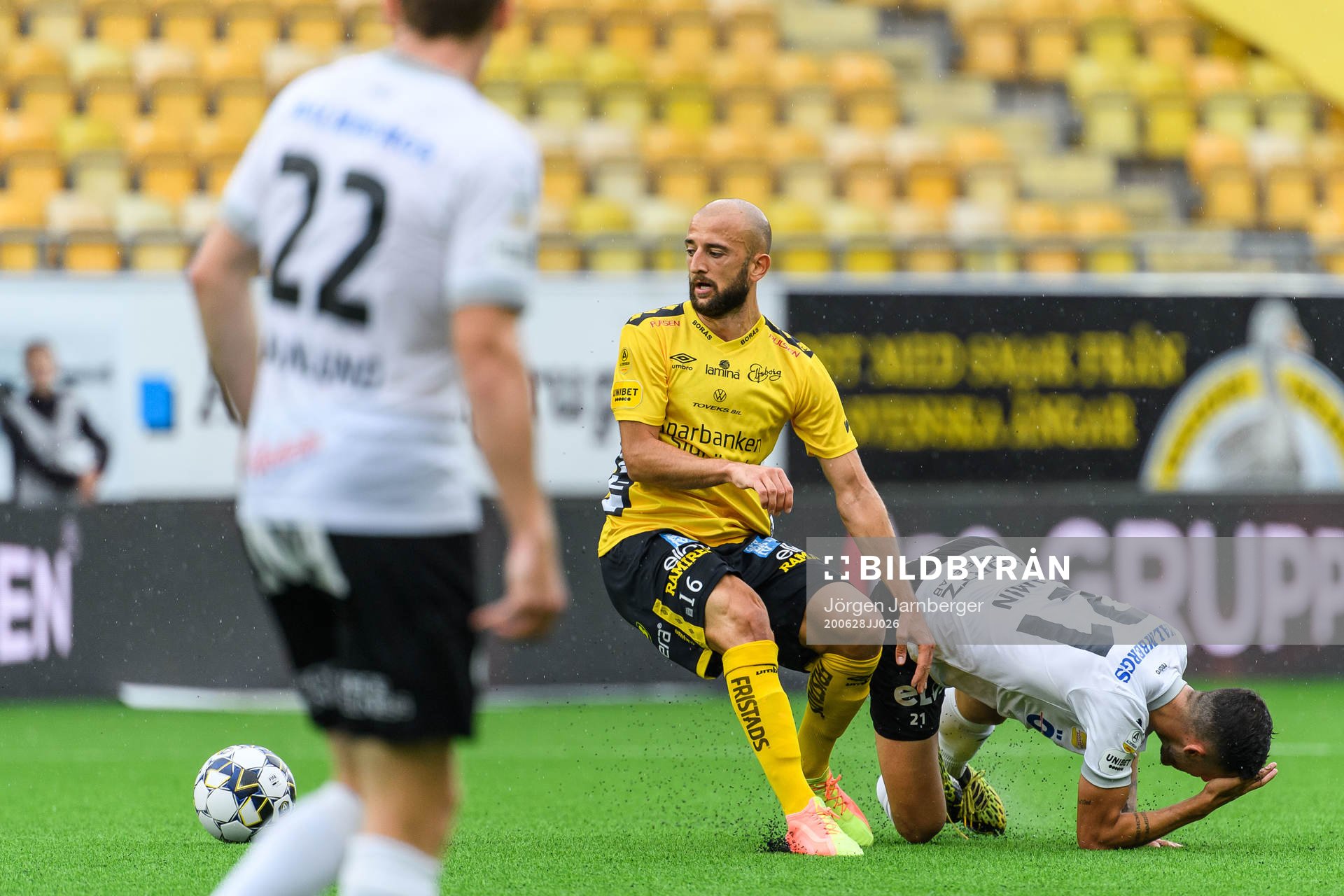 Elfsborgs Robert Gojani och Örebros Simon Amin i kamp