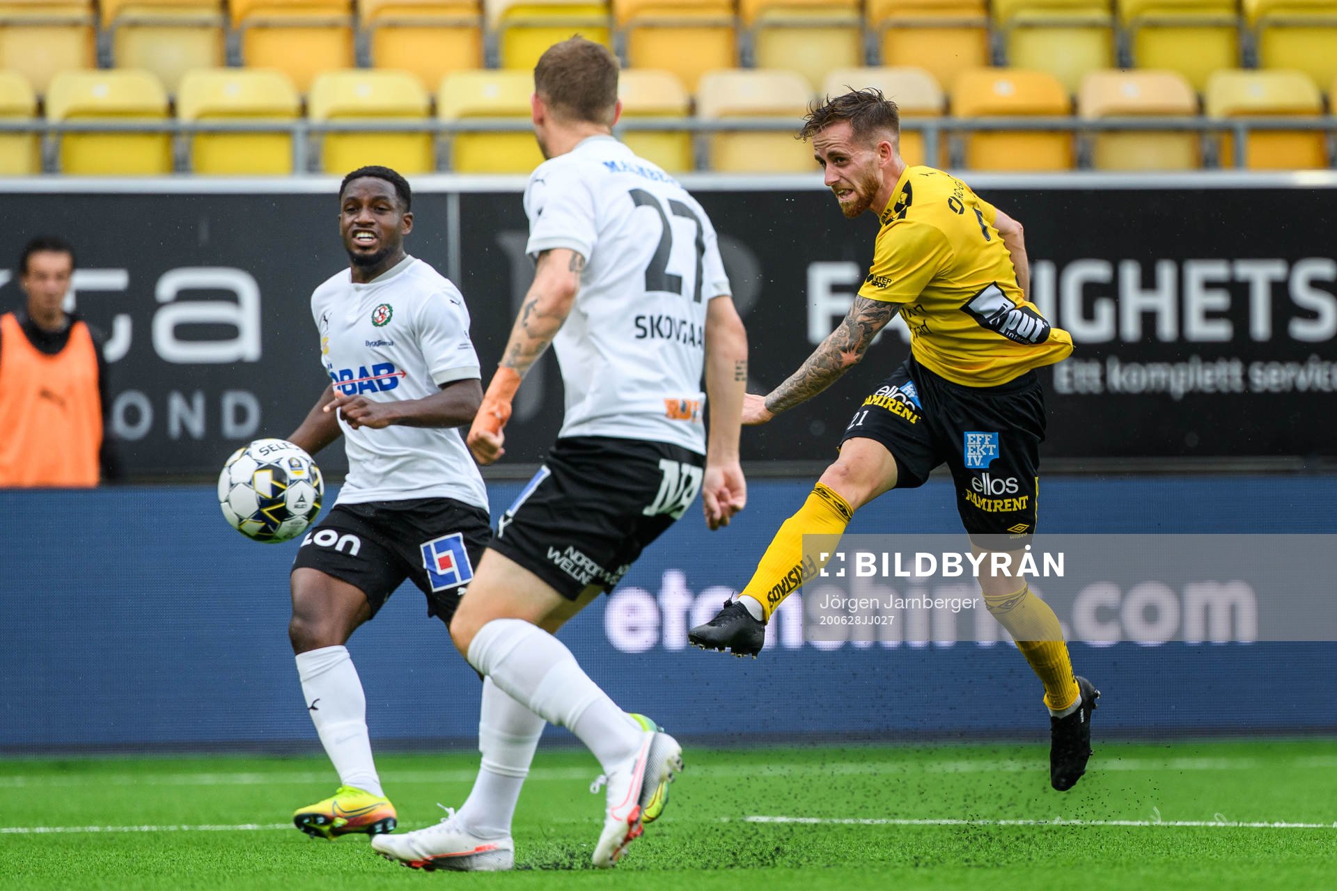 Elfsborgs Rasmus Alm med ett skott